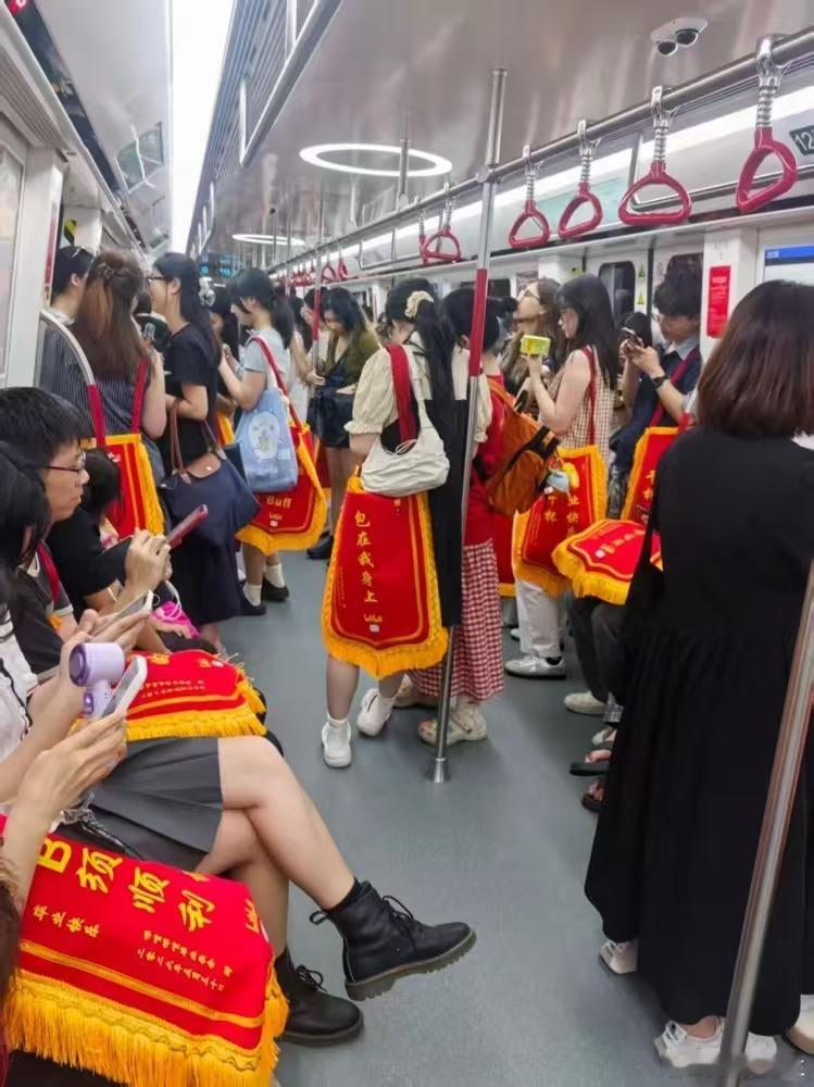 毕业歌会观众有三万个显眼包毕业歌会给观众送三万面锦旗 真的很喜欢这种带有中式幽默