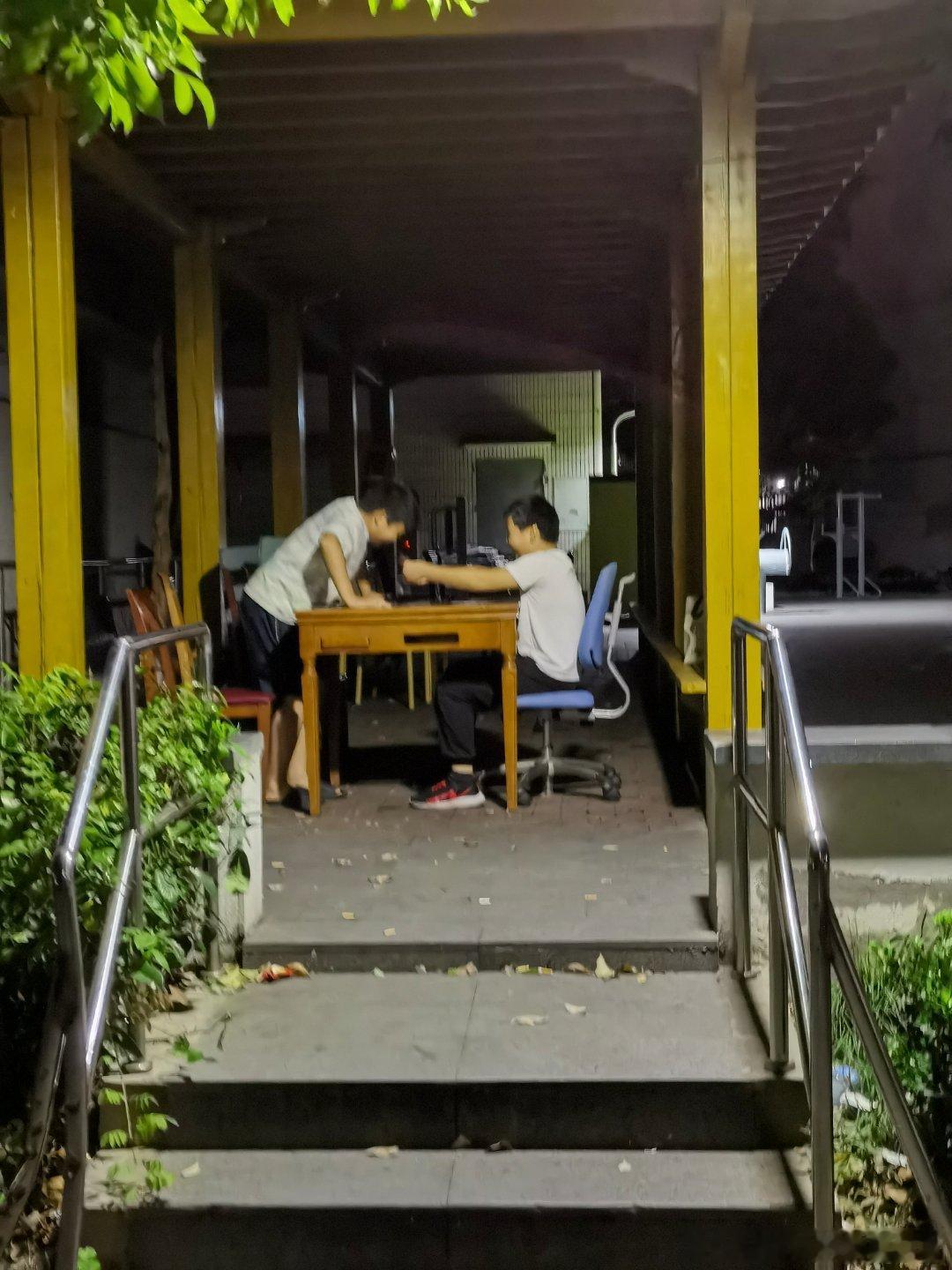 饭后散步随手拍 两个小孩儿在夜灯下快乐玩耍[喵喵] ​​​