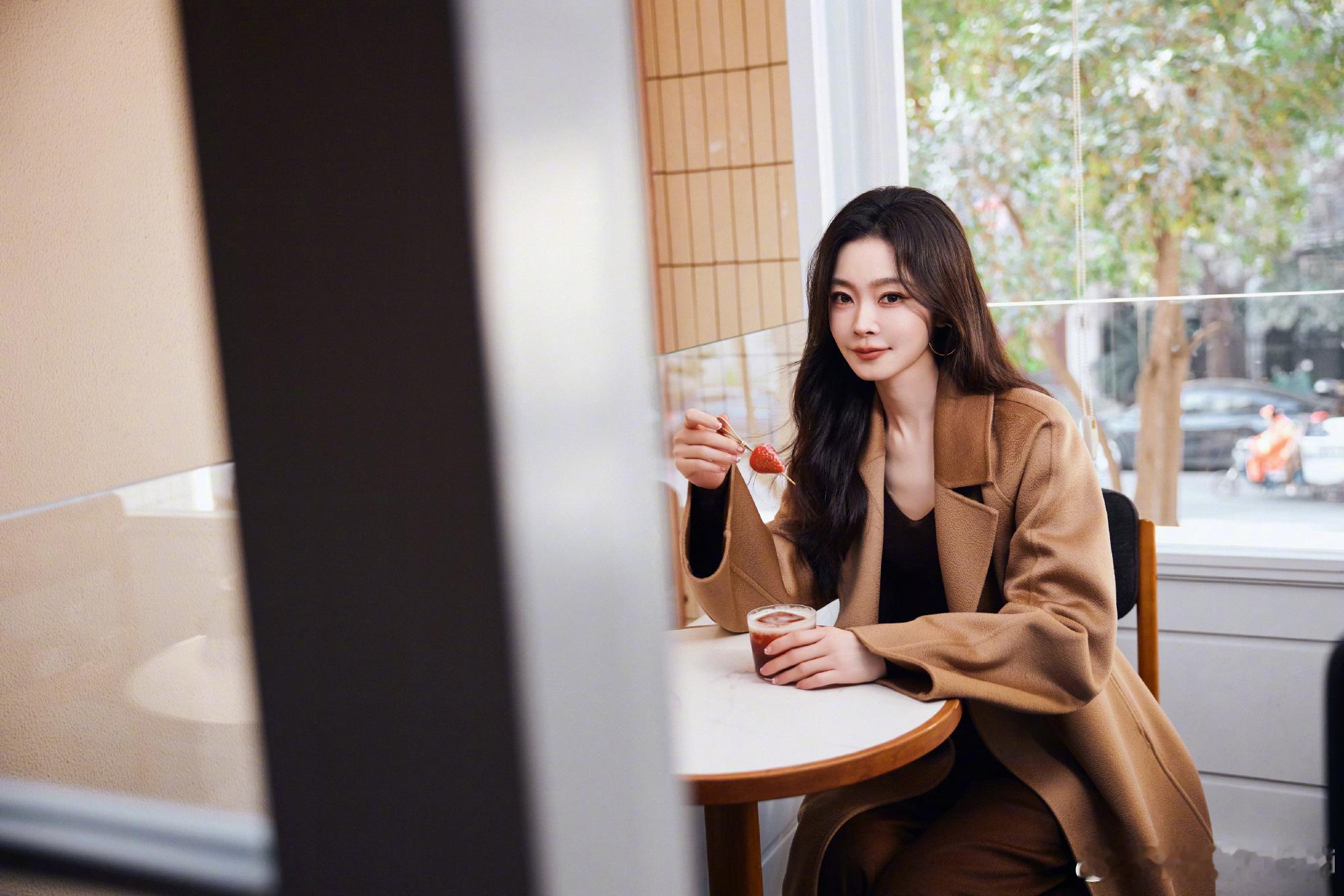 宋轶温暖的冬日 宋轶美拉德六宫图 宋轶现在变成明媚大美女了 以前还是甜妹 