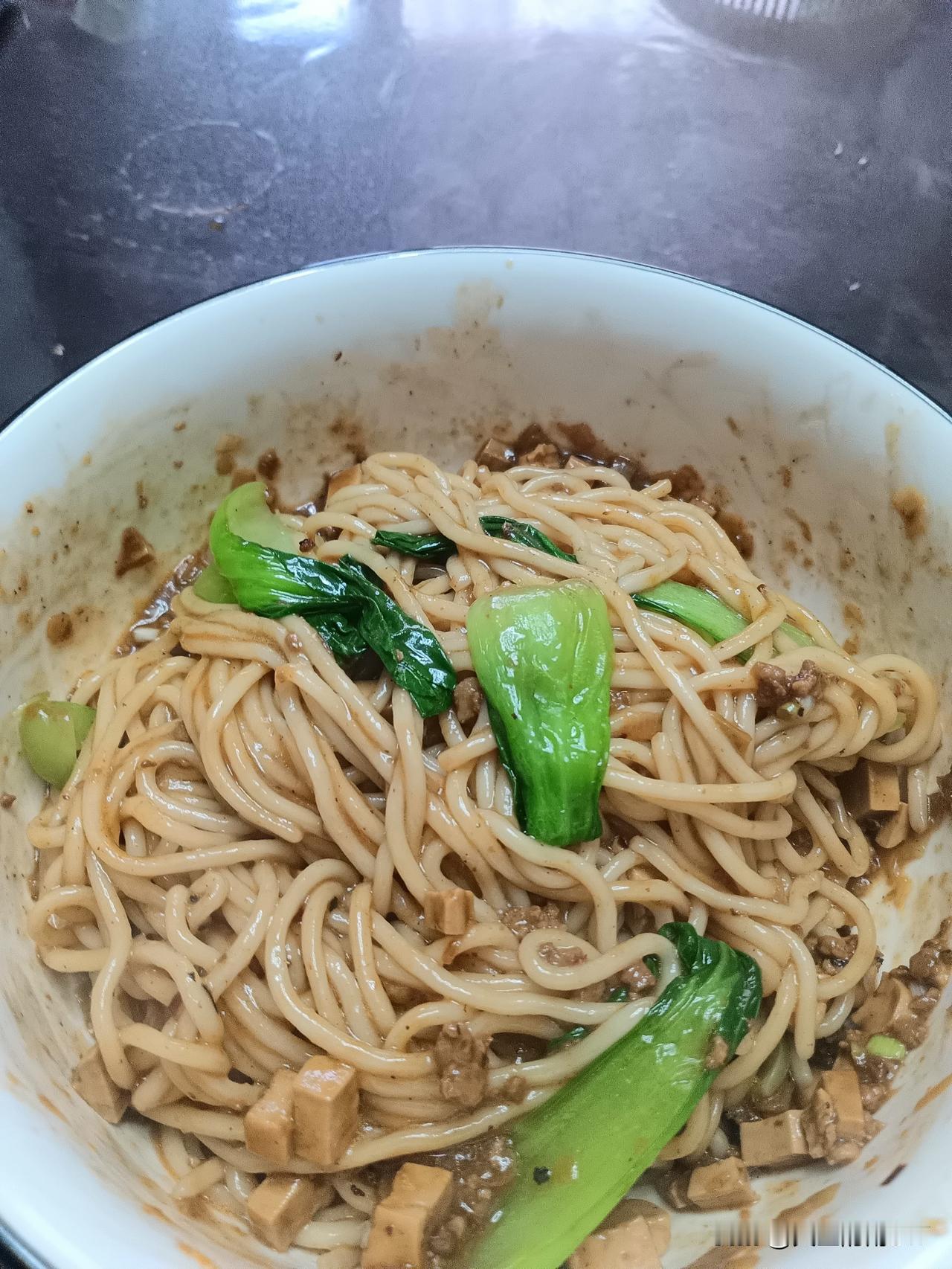 中午饭依然是咥一碗面[耶]再配上几瓣蒜，老陕的标配。