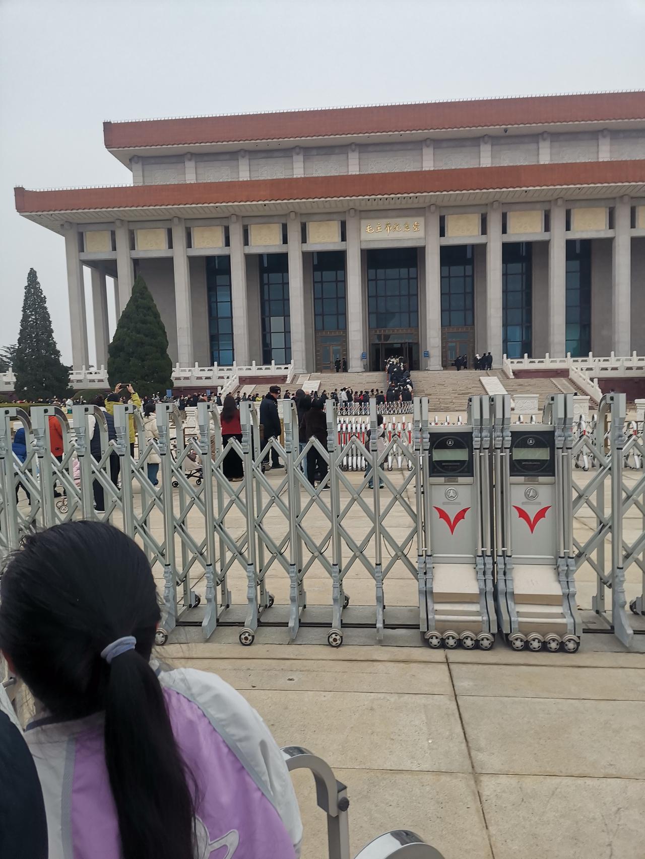 昨天去毛主席纪念堂，拜祭了毛主席老人家！
    昨天天气阴冷，偶尔还夹杂着零星