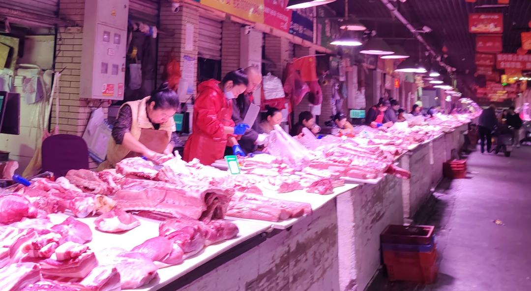 猪肉价格“跳水”？记者走访济南市场：同比降价约两成！近期，猪价走低的消息引发关注