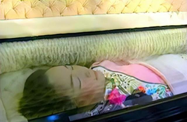 【补充】下图是邓丽君穿着粉丝旗袍入殓的照片，时间是1995年5月中，此时的邓丽君