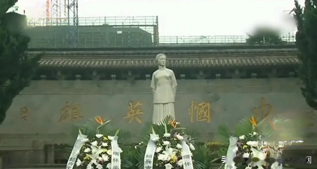 1907年的那个夏天，秋瑾的名字与中国早期的革命斗争紧密相连，她以自己的鲜血书写