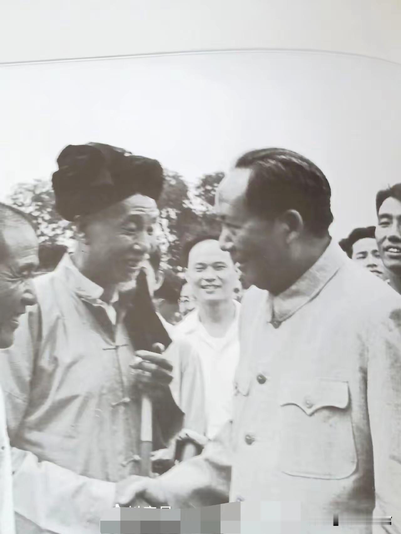 1950年10月3日，北京怀仁堂，毛泽东主席接见来京参加国庆观礼的云南少数民族代