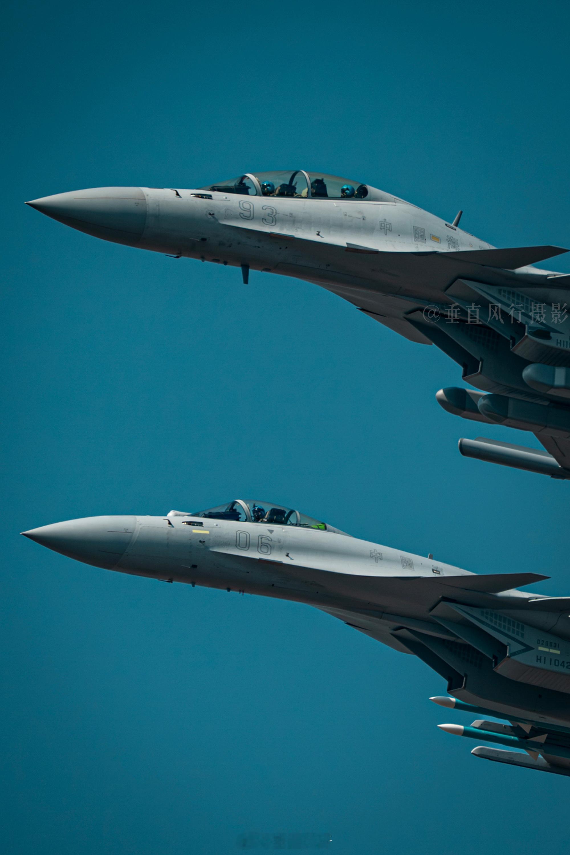 彼时珠海的上空也曾回荡着人民海军舰载航空兵的咆哮，当年惊艳亮相的歼15三剑客中，