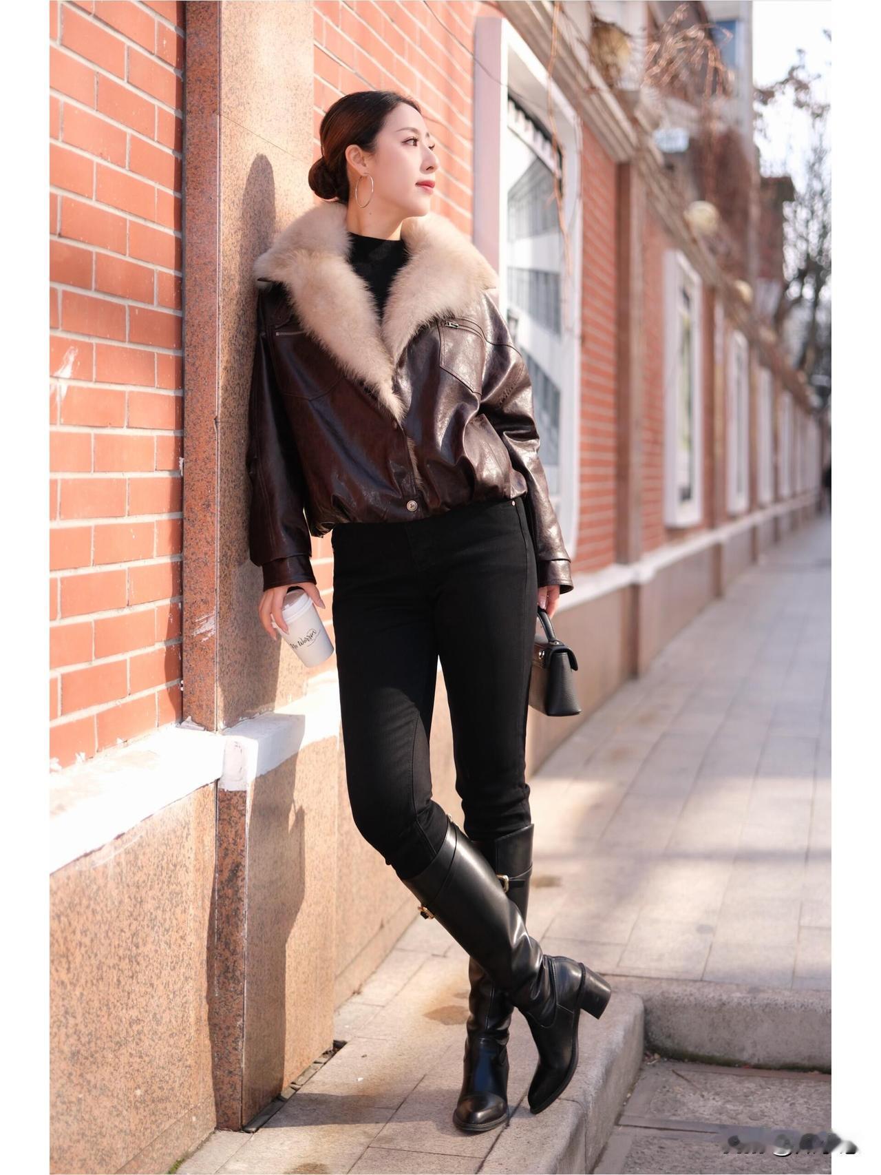 把暖意披在身上｜🍂走在冬天的街景里零下的气温❄️出门立刻被冷风呛到！
还好有卡