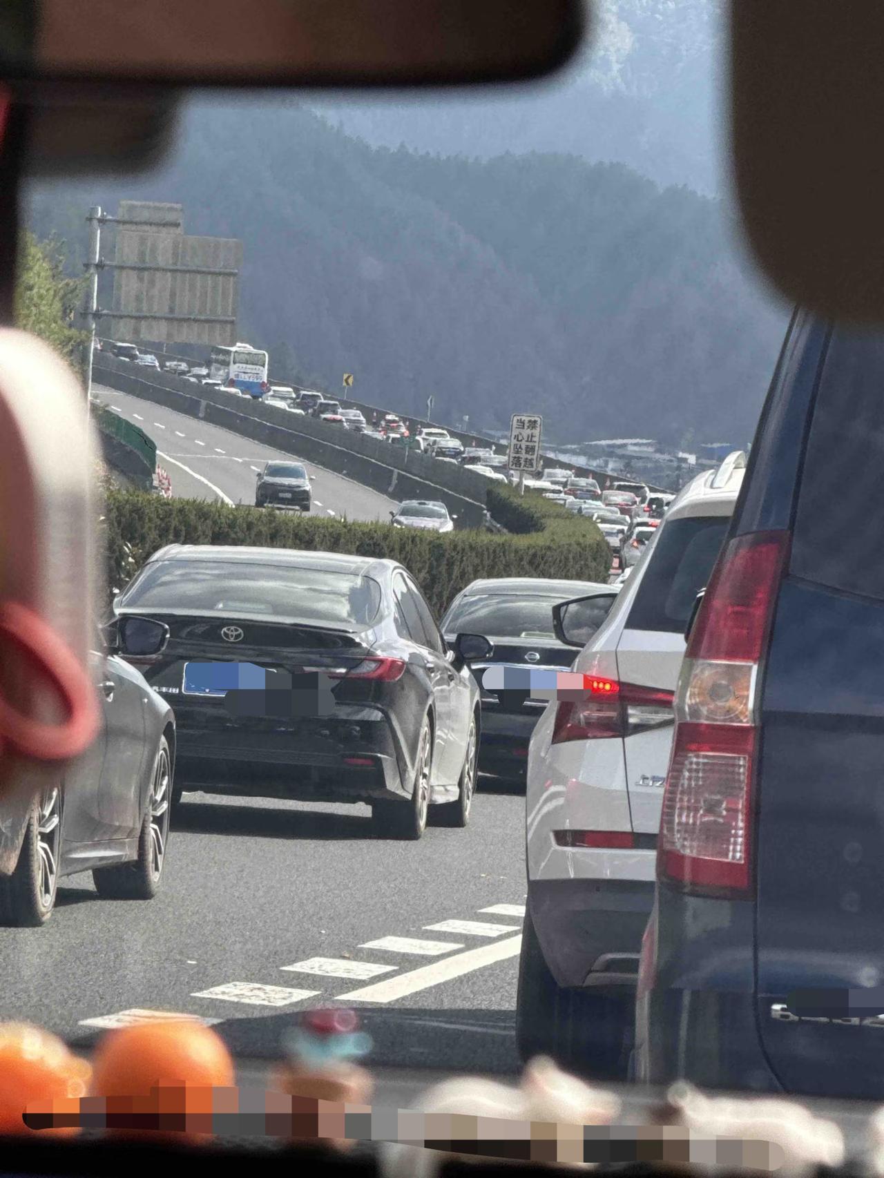 过年结束返回深圳真的太堵了
几百公里都要开十几个小时
每隔一段路都能看见小车祸