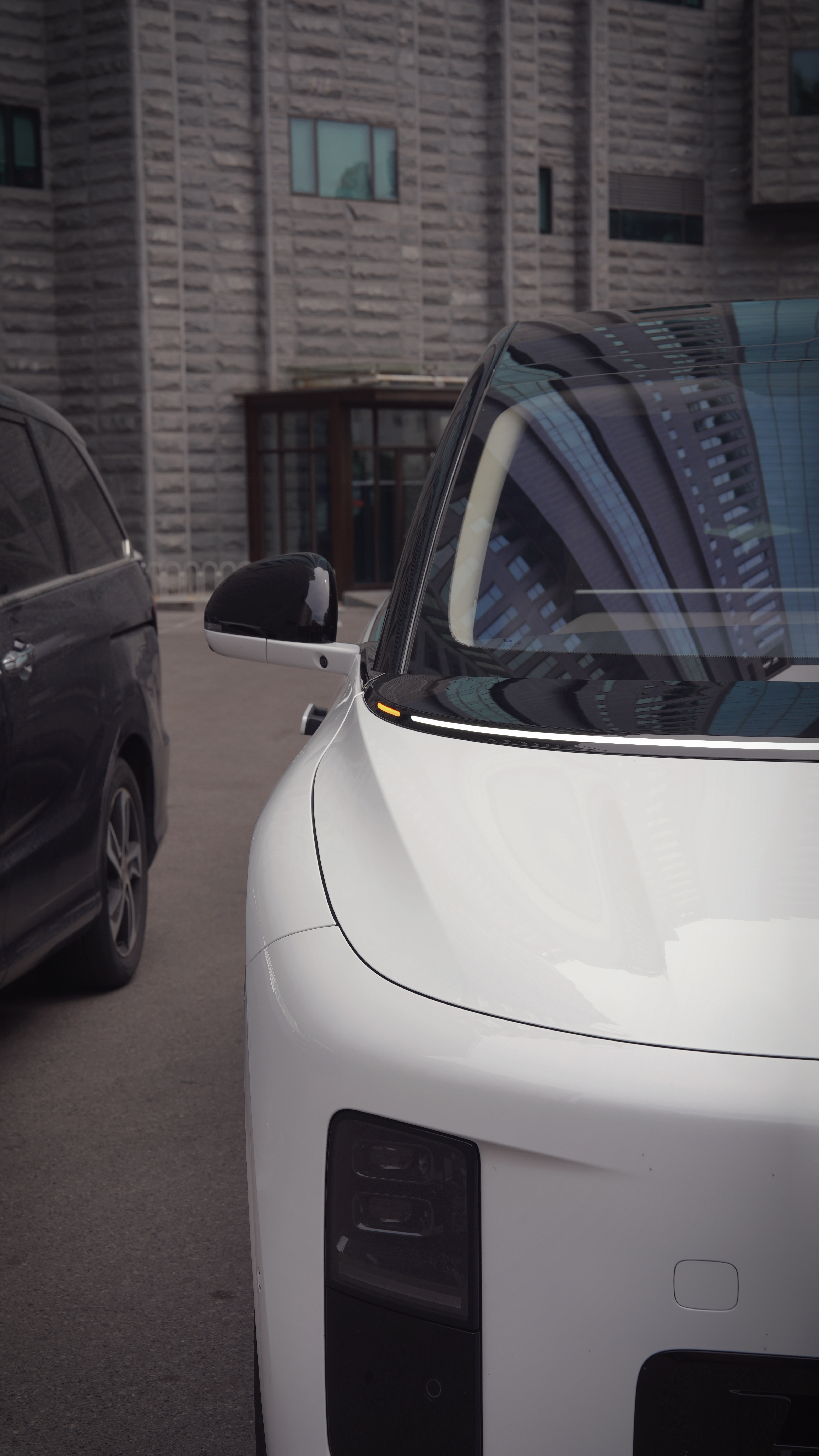 去机场接，她郑州飞过来，据说时间短到上飞机，爬升完，刚能打开厕所门，到一半，飞机