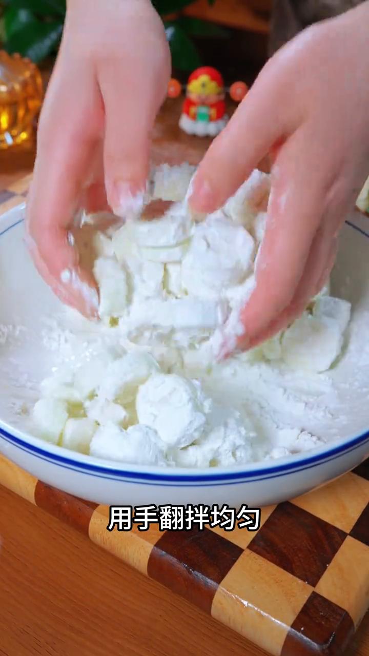 蛋黄焗茄子。
家人们注意看，以后茄子买回来别总炒着吃了。今天在酒店吃饭的时候学了