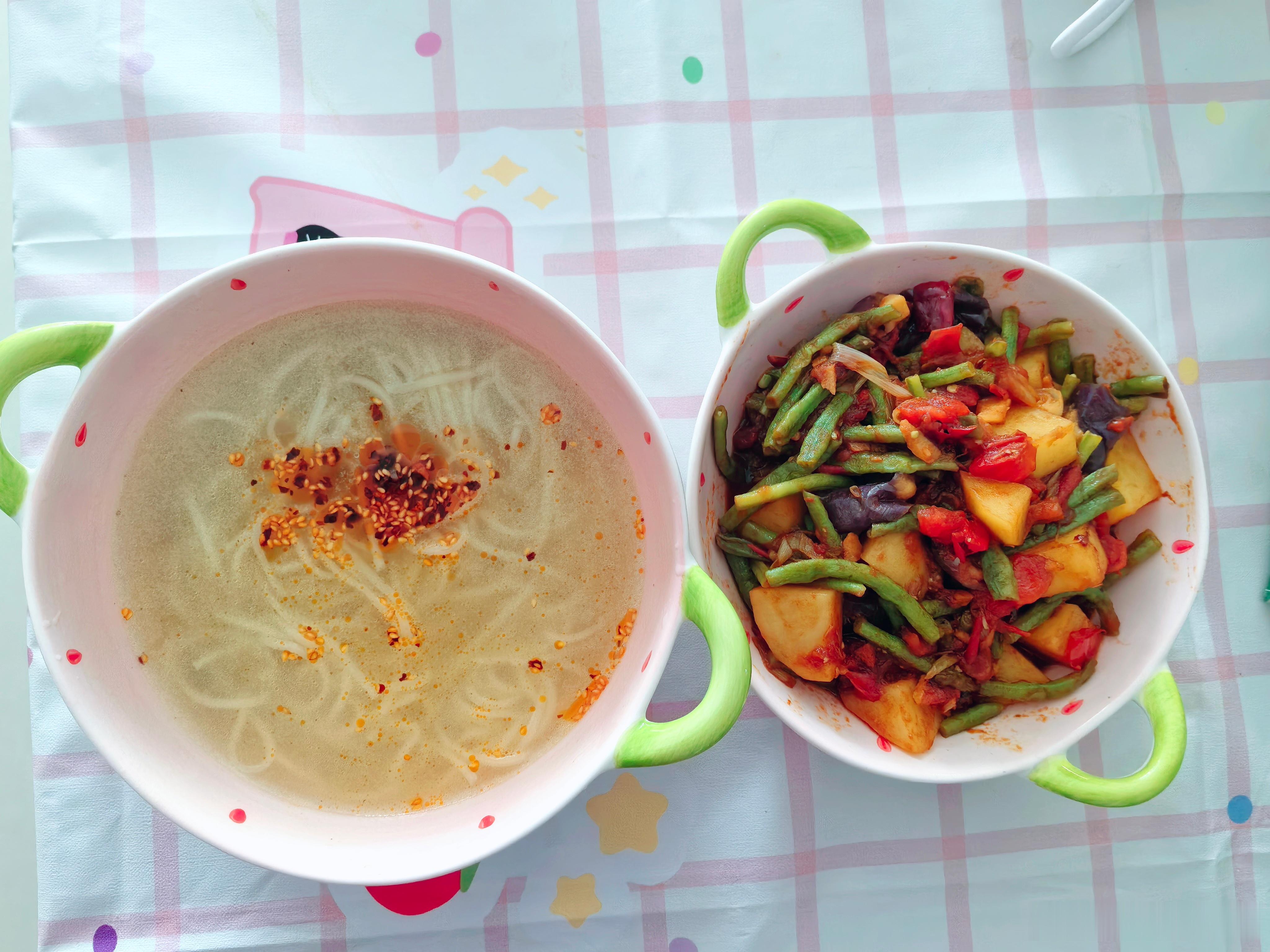 今日午餐 昨晚看抖上做菜视频，茄子豆角土豆蒸熟再炒那看着就是香！今天来碗浆水面?