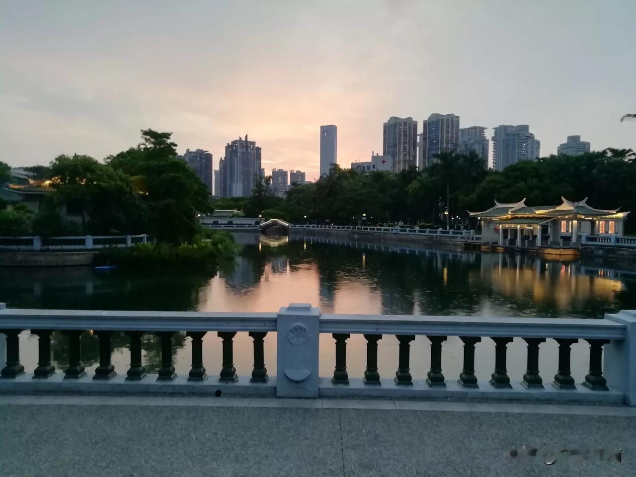 城市的黄昏的魅力，中山公园景色，湖面与霞光的倒影。
中山路步行街，这个夏末初秋夜