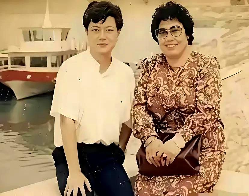 刷到陈丽华长子年轻时的照片，确实让人感慨万千。
那时候的相貌，锋芒毕露，英气里透