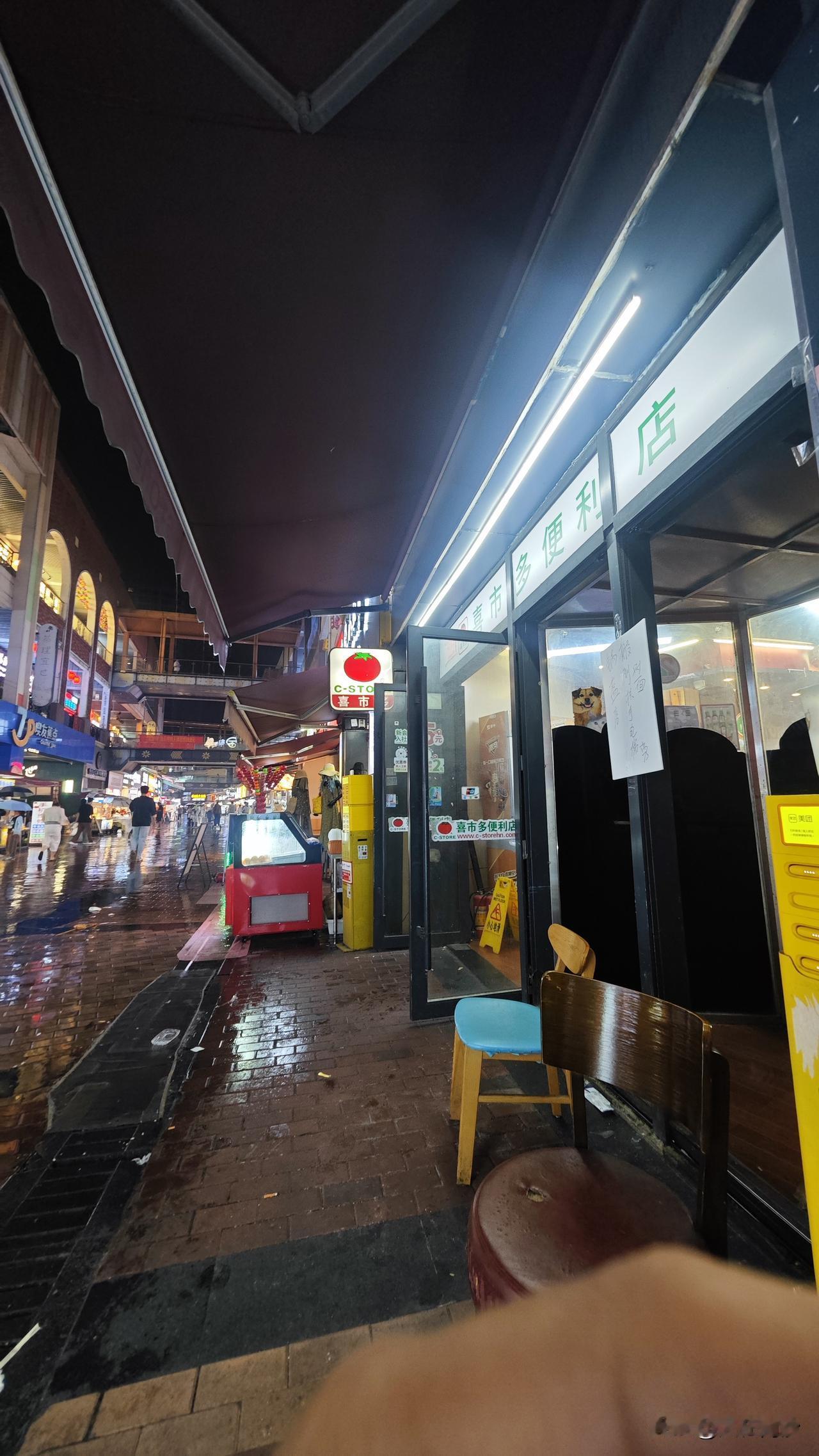 南沙万达金街又一个开了好多年的店要转让了，这次是喜市多。目前已经贴出转让公告了，