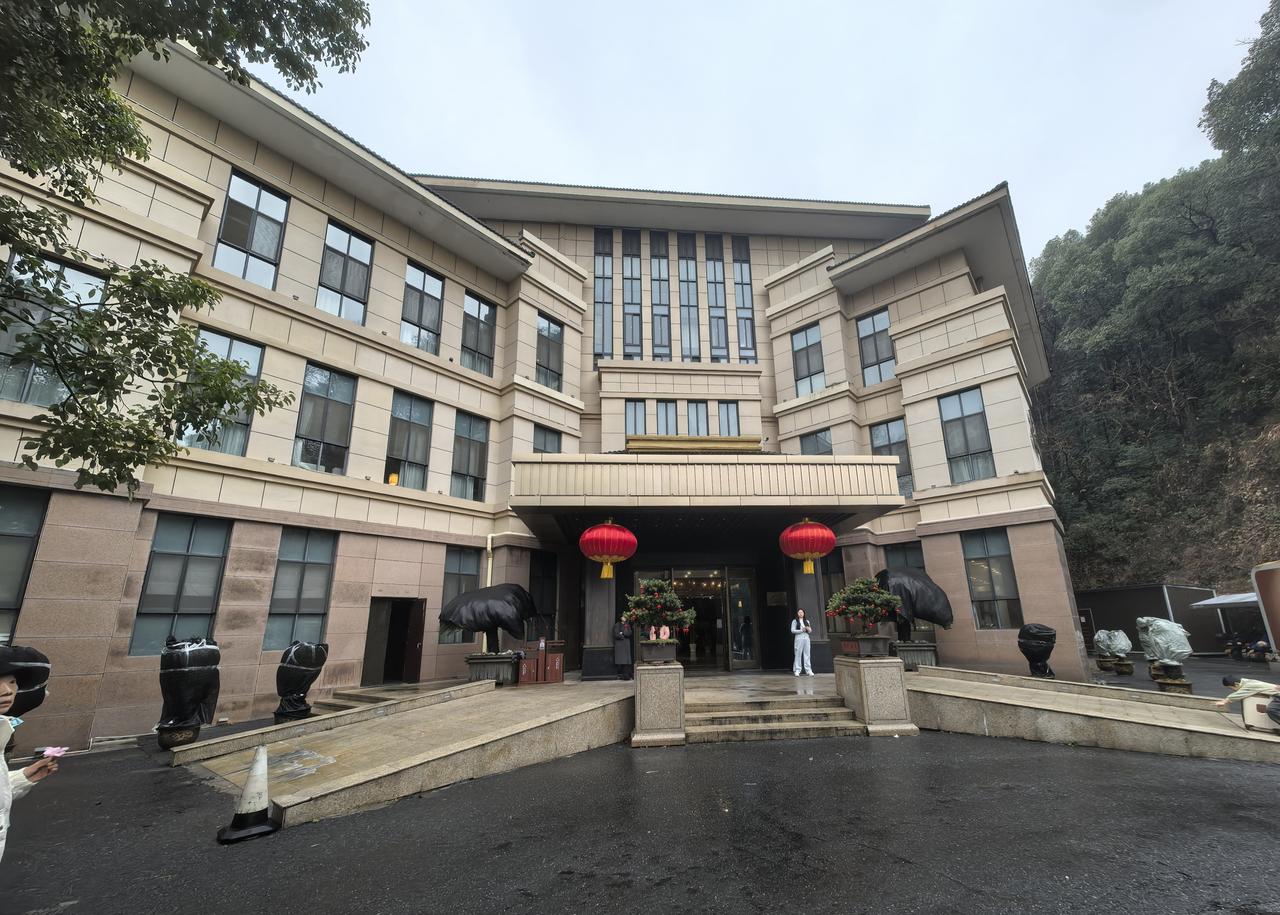 陇林山居酒店坐落在杭州市富阳区银湖街道的泗洲村里，隐藏在一片静谧的山林之中。酒店