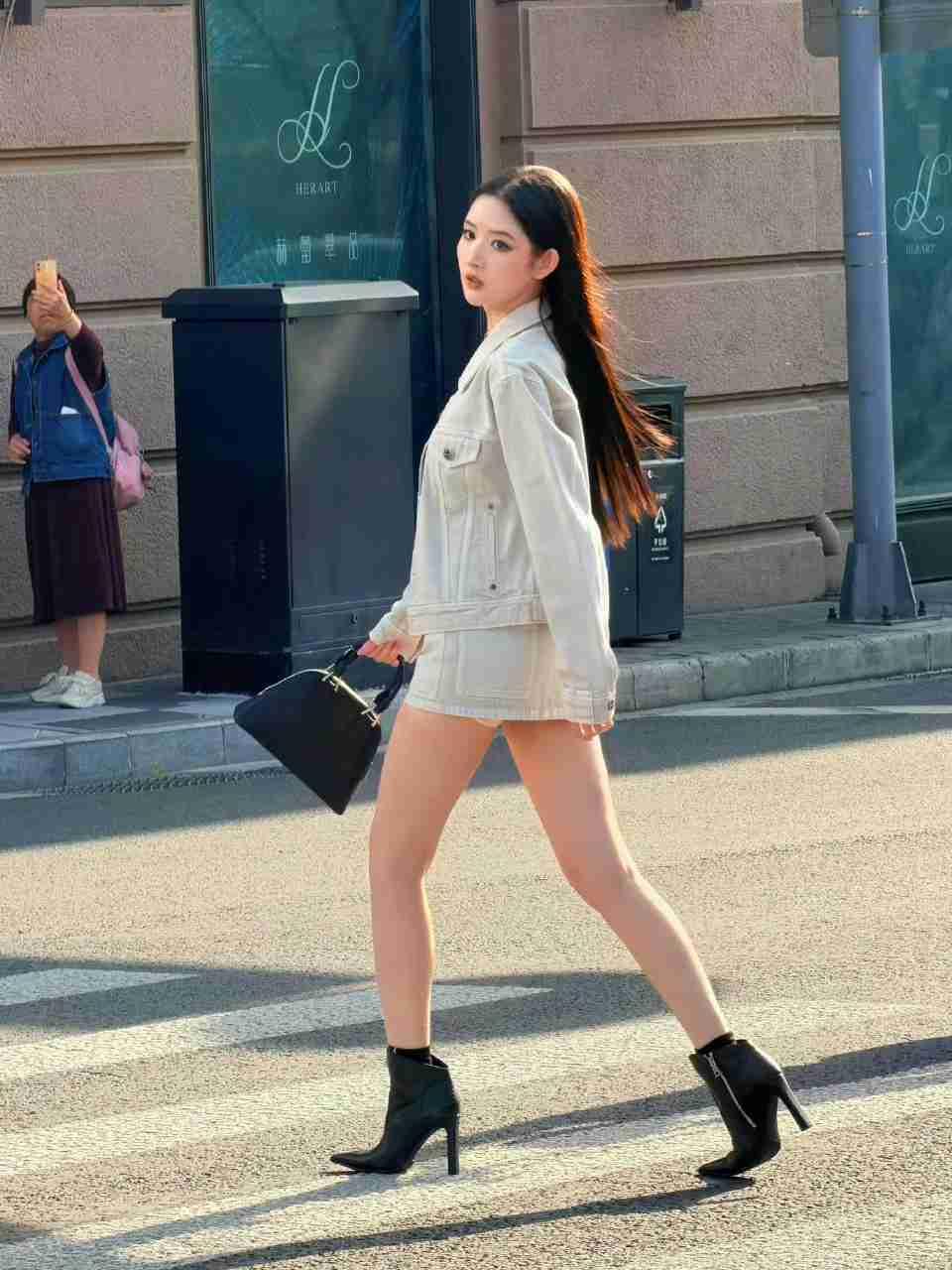 王玉雯 x 漫画腿带定位晒今日生活
我的今日状态：😁轻松愉快
我这里的天气：☀