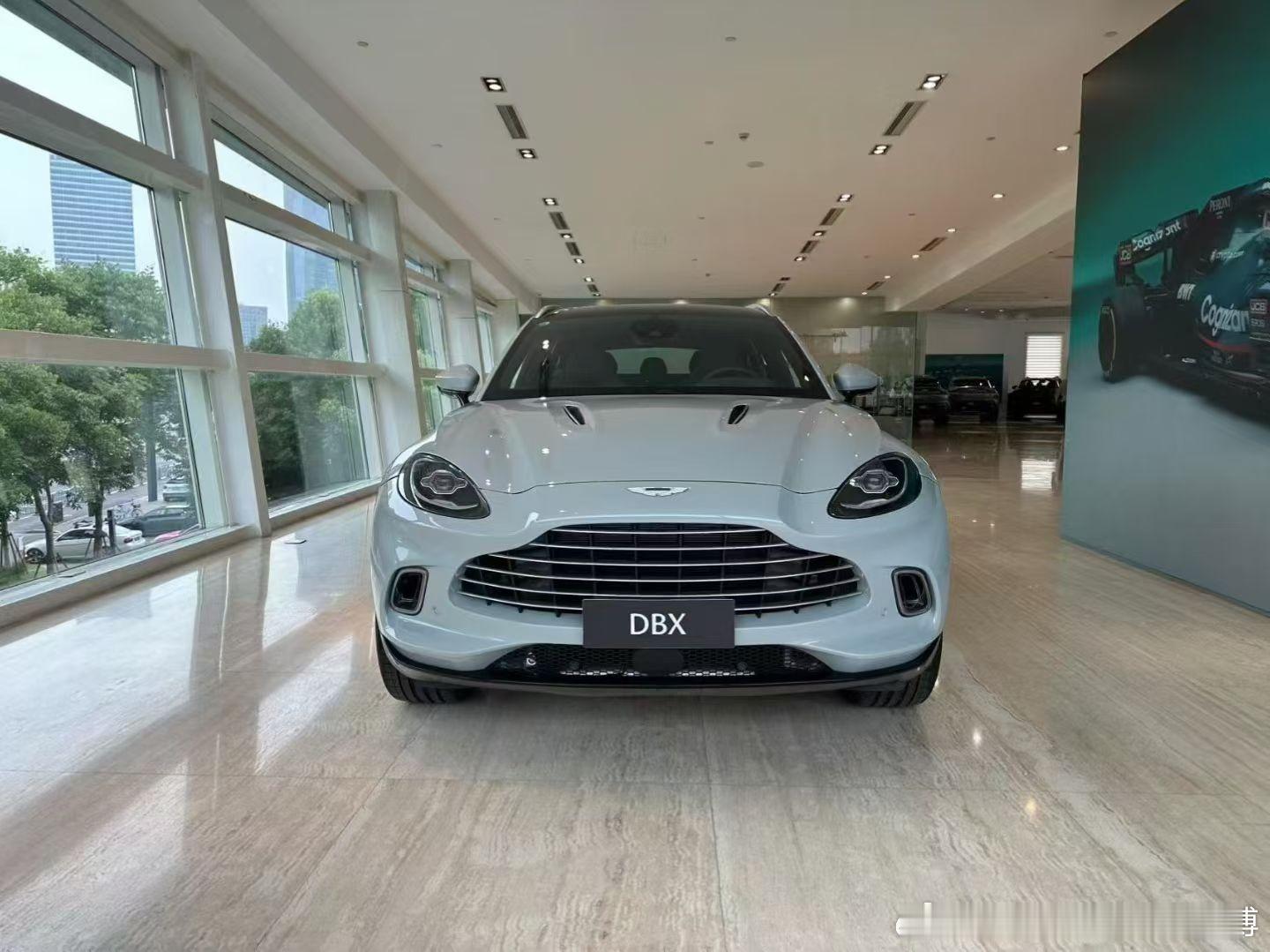 294万配置单价，16x提车包消费税 阿斯顿马丁DBX V8特价又来了 喜欢您来