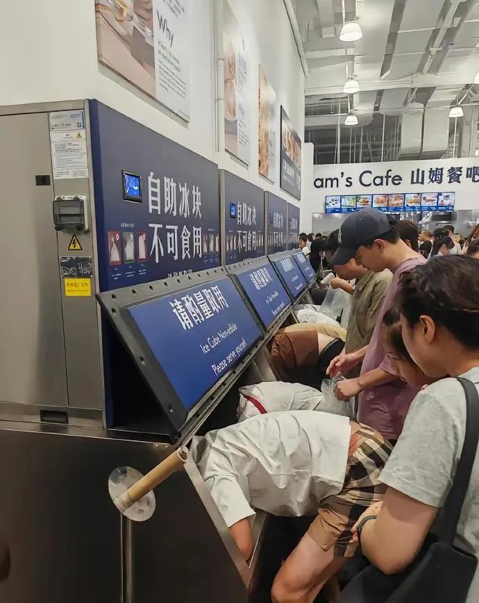 不看文字的话，真以为他们是在翻垃圾桶呢……

真想不到，这一幕抢购是发生在山姆店
