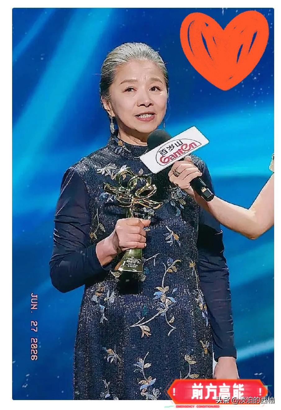 迟蓬拿下白玉兰最佳女配，领奖时只说了三句话。没有感谢导演，没有提及片酬。话语朴实