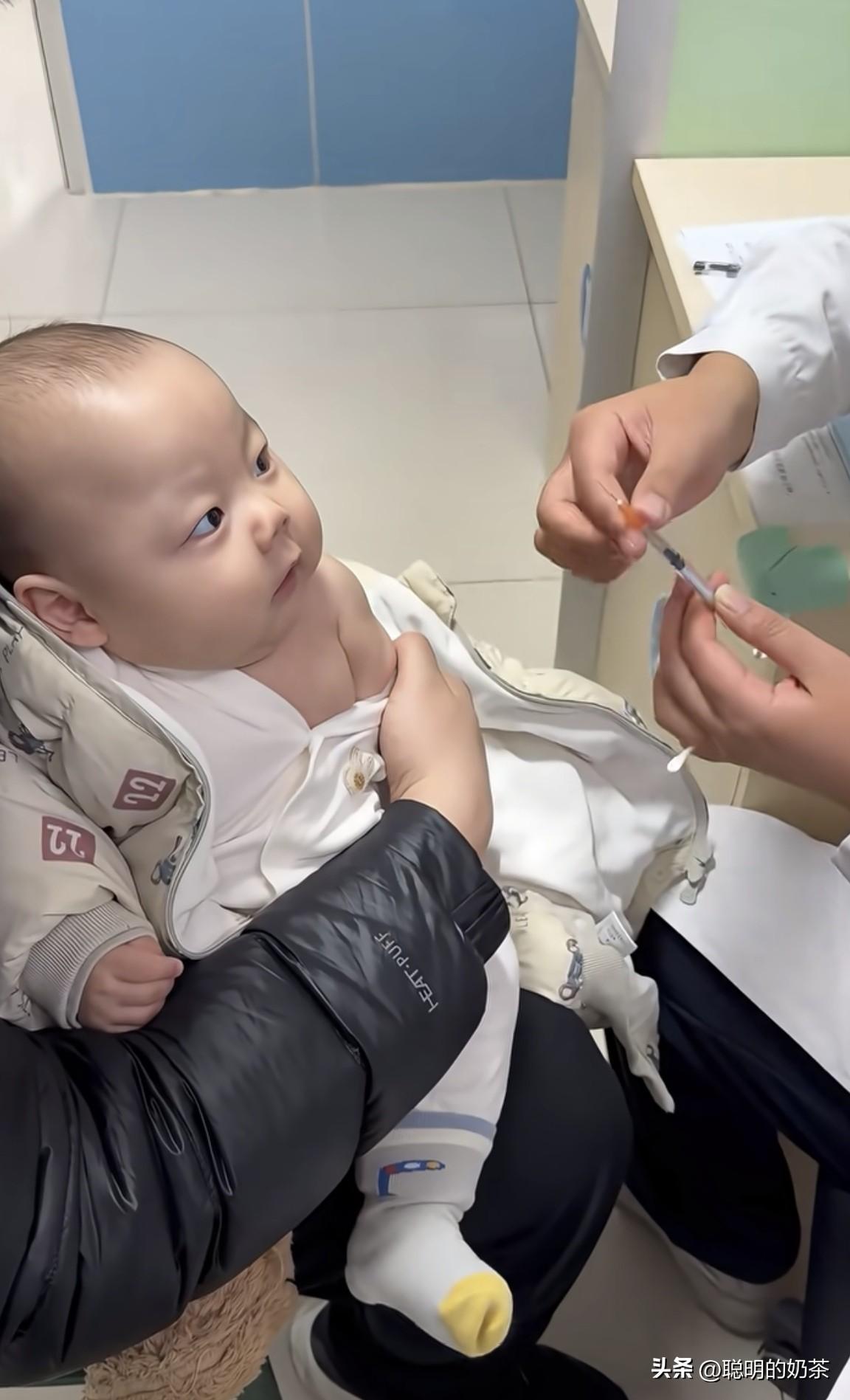 打预防针的真实表情，小眼神太犀利了！