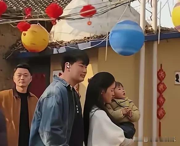 大衣哥儿子朱小伟现在是有子万事足，瘦身成功的他看起来还有几分少年感，下颚线都出来