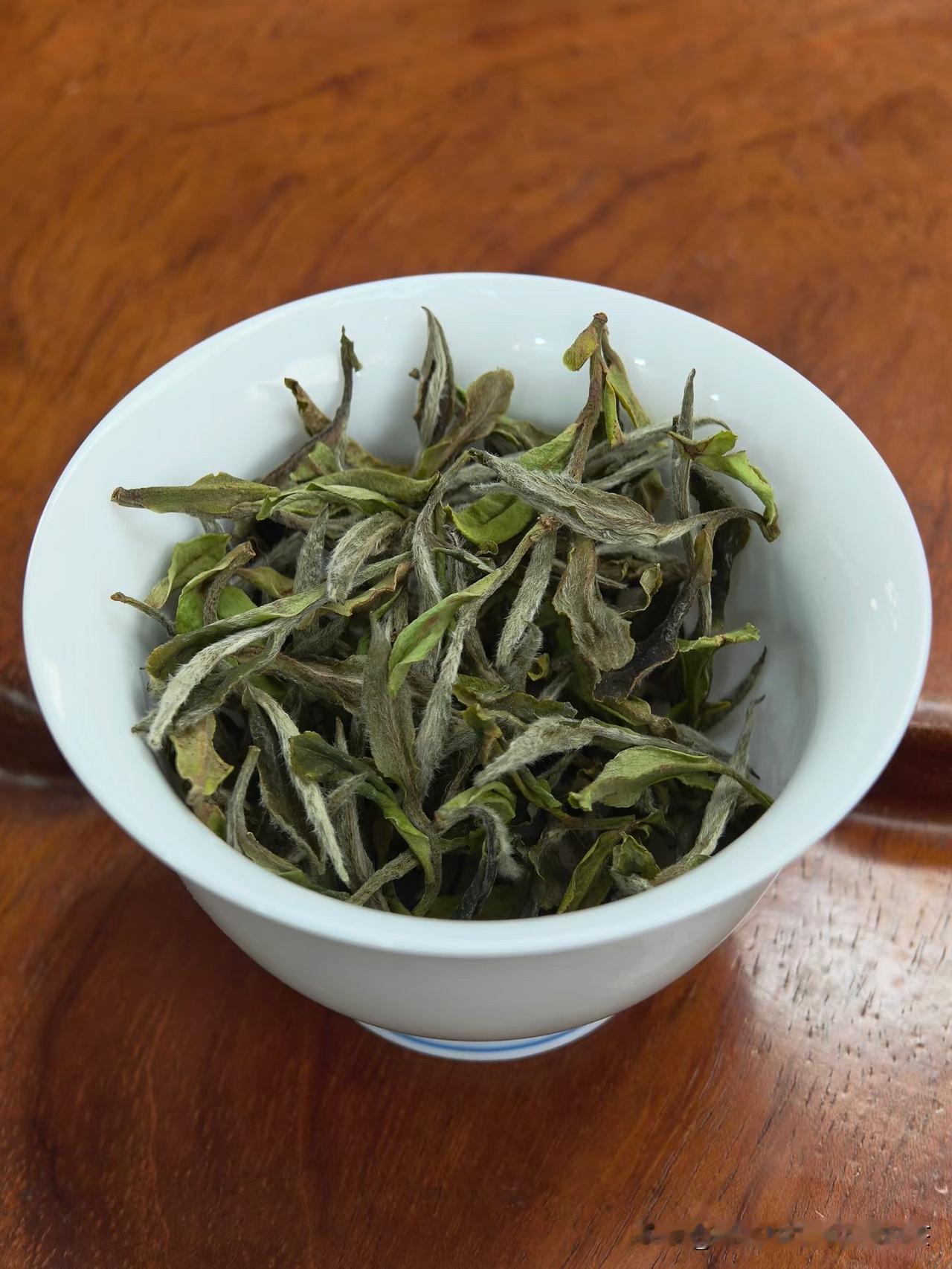 对比岩茶、普洱、铁观音，白茶不靠浓烈的冲击力与厚重汤感取胜。
它保留茶叶最本真的
