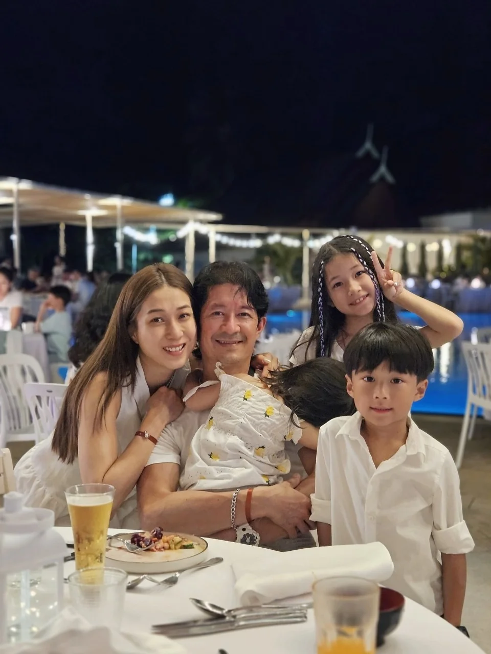 钟嘉欣在港为老公庆生！6岁儿子颜值大变样