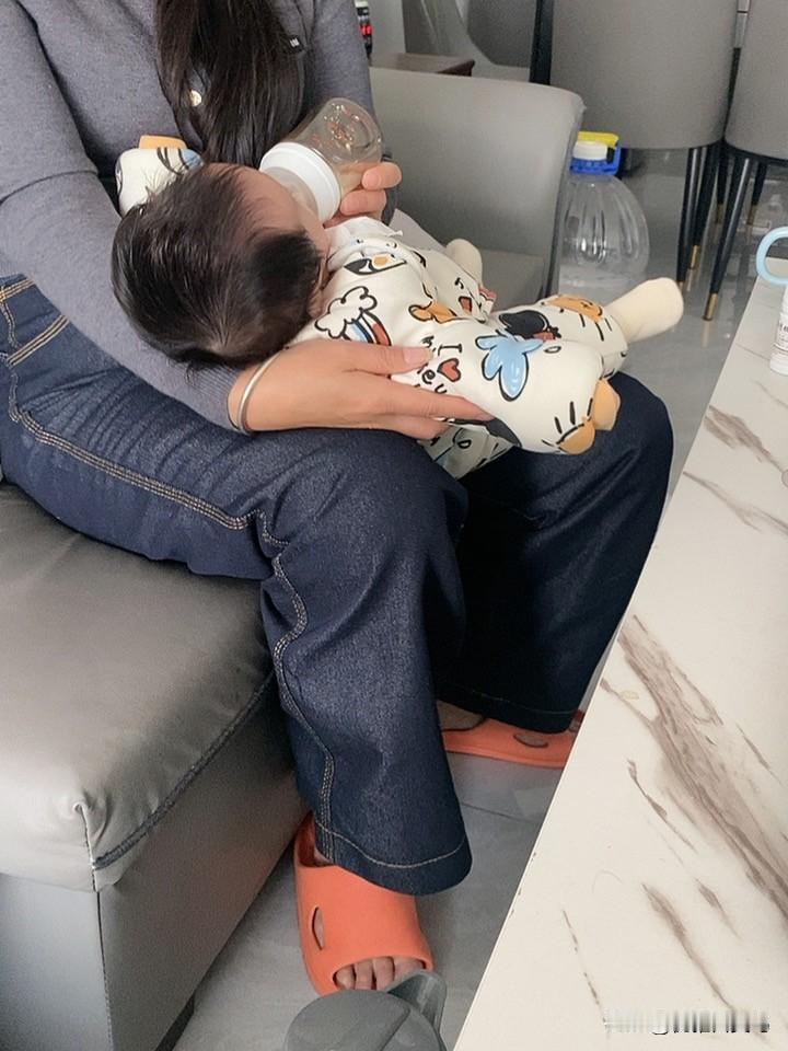 分享我这周有趣的事：这周最治愈的事儿，必须是去朋友家串门！一进门就撞见她在给娃喂