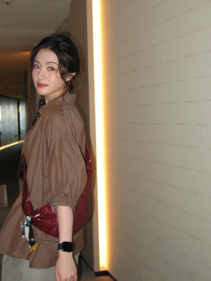 李兰迪半夜在北京跟陌生人一起唱歌 打破明星和路人的边界，深夜偶遇李兰迪，即兴合唱