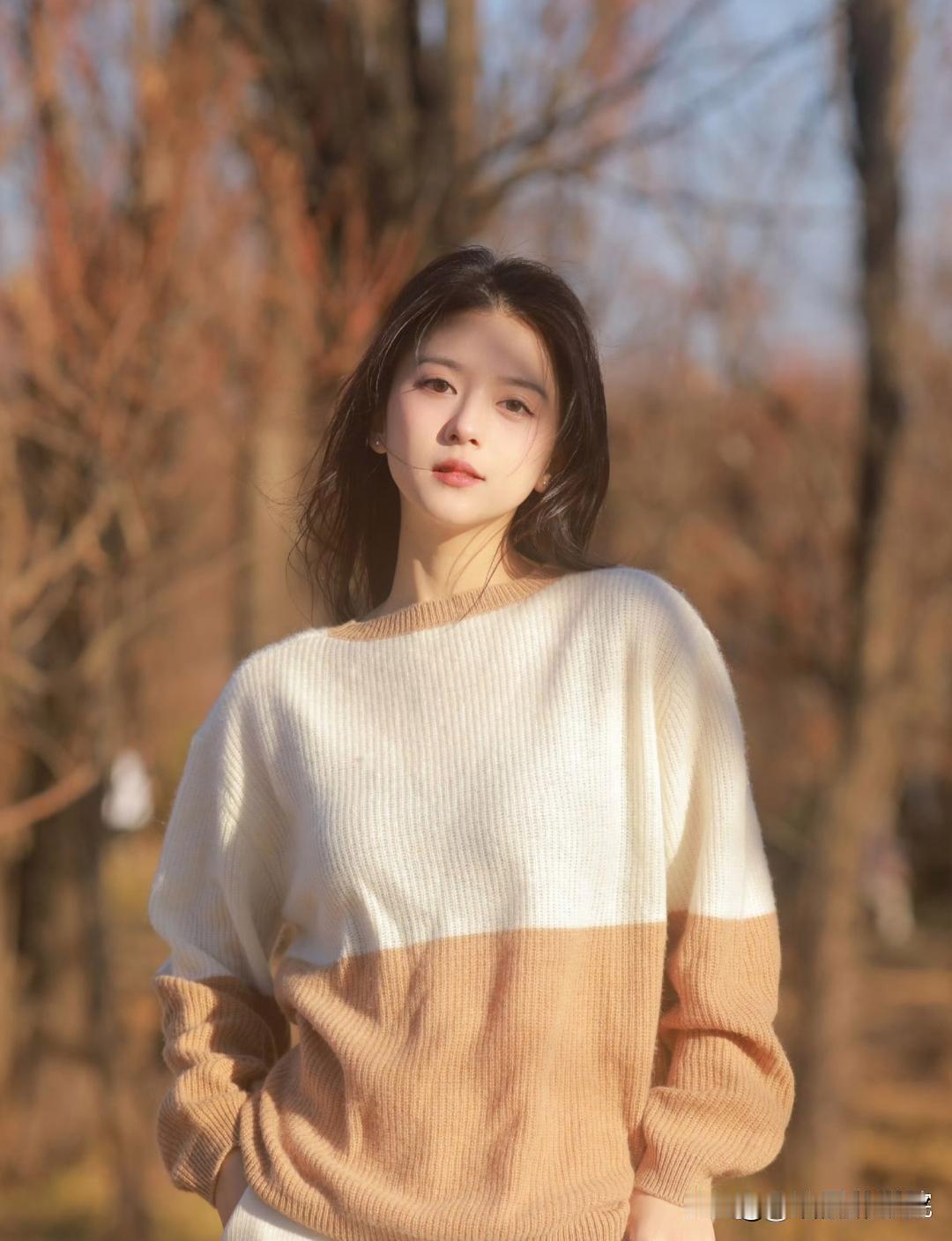 秋日暖阳下，温柔少女穿上暖色系毛衣，那画面真的太美好。
今年秋冬流行“毛衣 + 