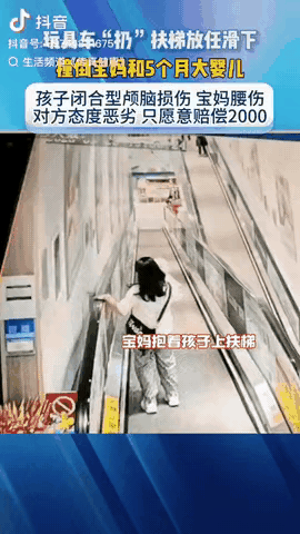 女子太没有责任心了，也不管其他人的死活，直接把孩子的玩具车就放在了扶梯上，任由其