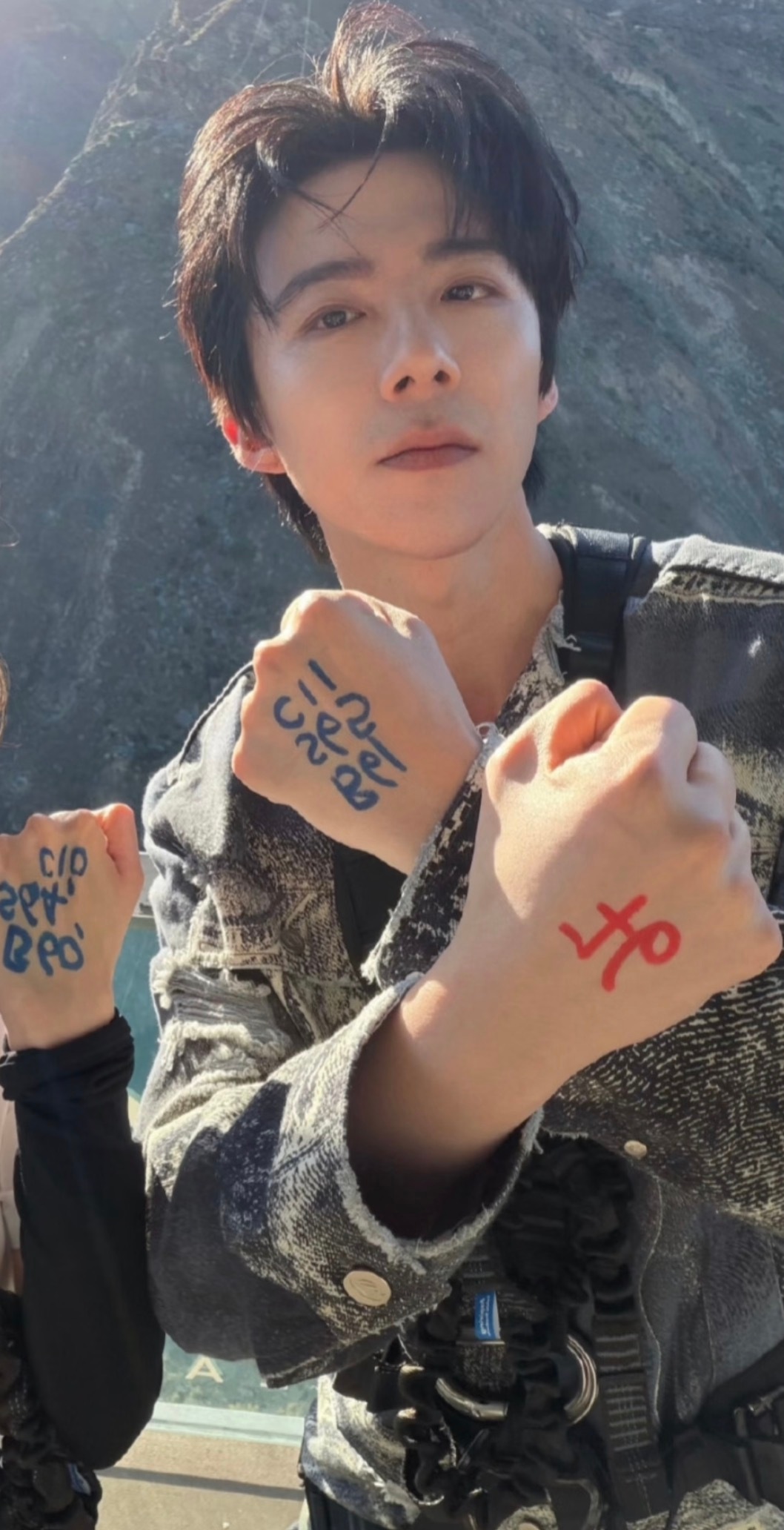 强者在巅峰给自己打个咔。[嘻嘻]刘宇宁 。刘宇宁地球超新鲜 。​​​
