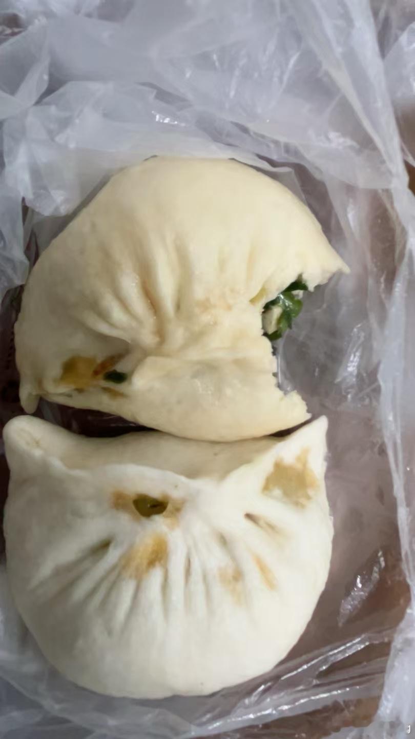 早上好呀！同一家店的饺子，居然有两种完全不一样的颜色。 