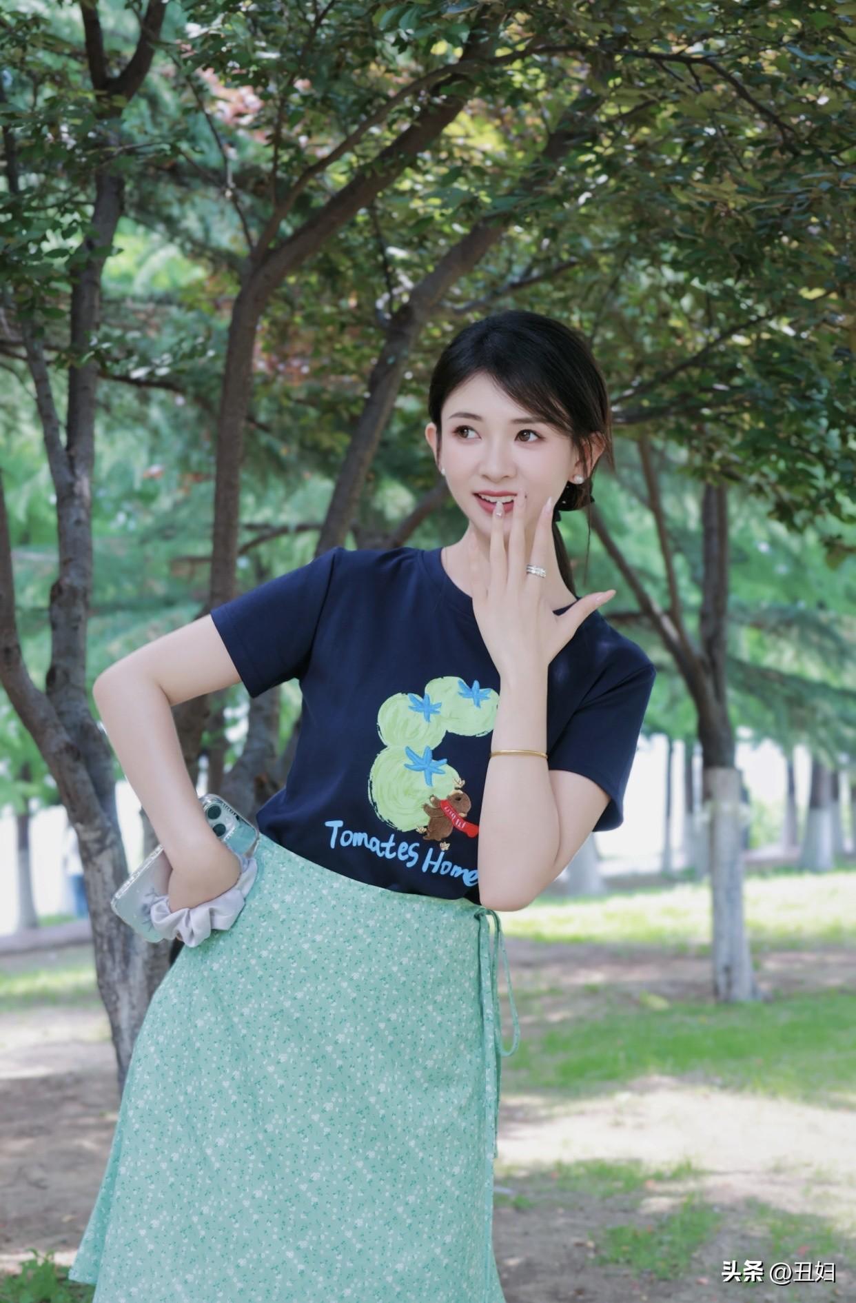 清雅脱俗的美到底长啥样？身处在清丽风景里，自然又文艺；走两步让搭子抓拍，漫步姿态
