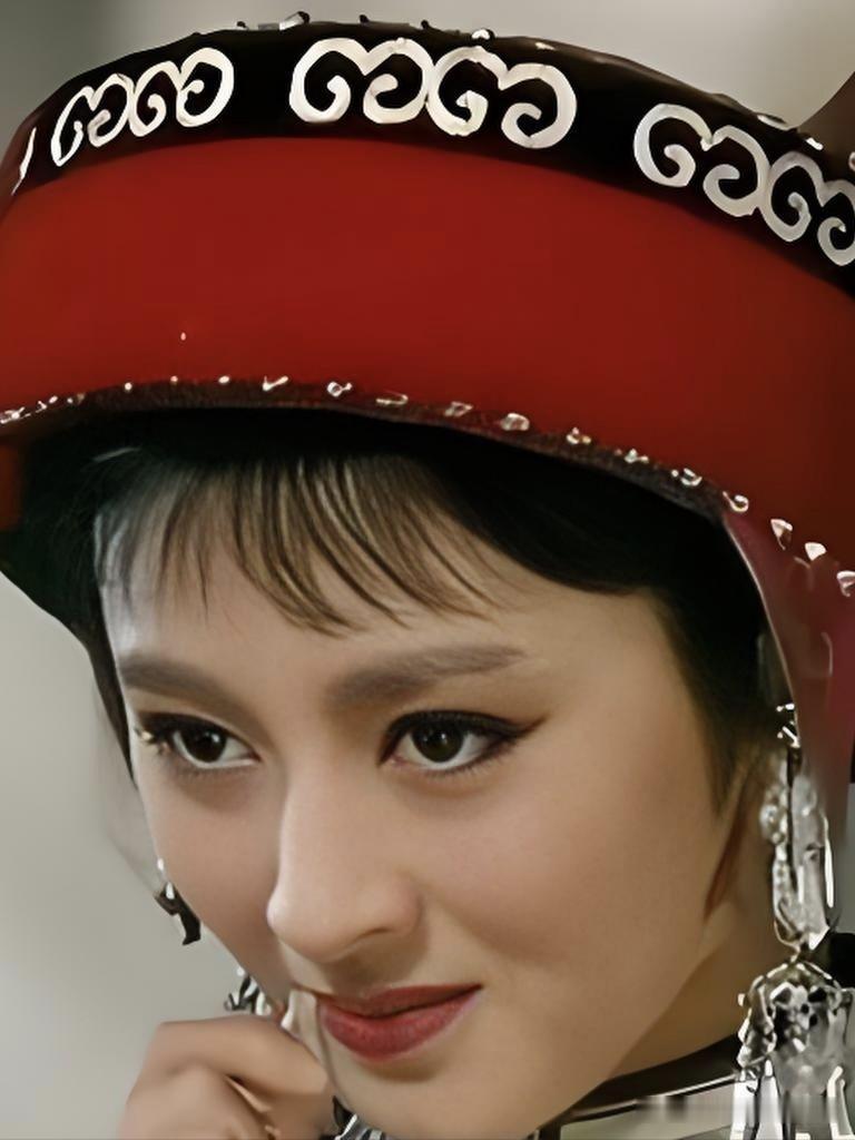 杨丽坤，彝族之光，以《五朵金花》与《阿诗玛》惊艳银幕，眼眸如星，笑靥如花，一生传