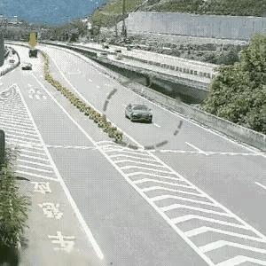 高速货车司机教科书级操作，全程只变速不变道，既没胡乱打方向盘，也没左右躲闪，始终