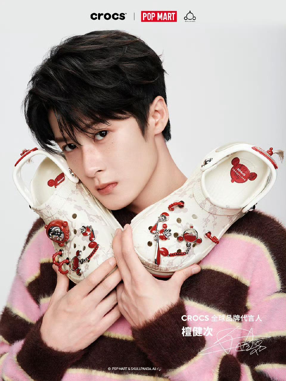 CROCS X POPMART X SKULLPANDA联名系列发布“踏雪寻梅”