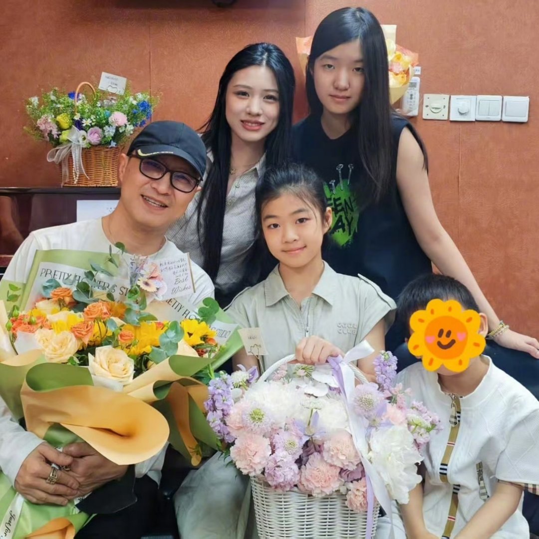 汪峰晒与四个孩子合照 汪峰发布和四个孩子的照片：大女儿小苹果，二女儿汪璟怡，三女