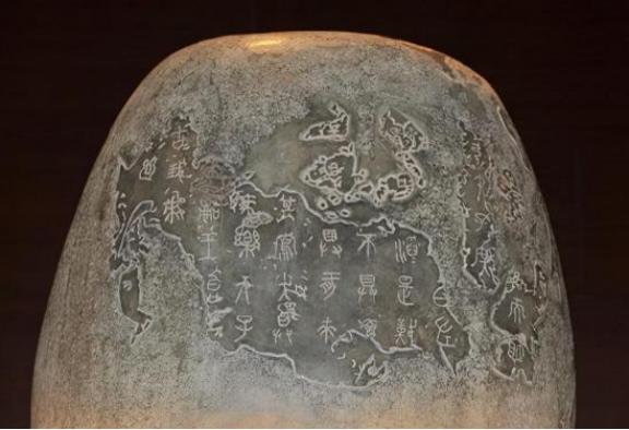 1948年底，蒋介石败走台湾，因为飞机超载，只得丢下10块大石头，没想到，这10