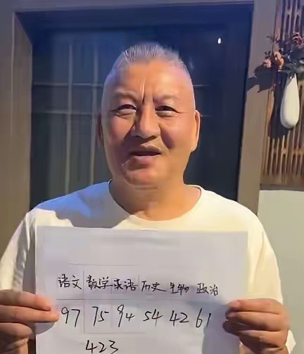 2024年，梁实考了446分；差11分未过线2025年，梁实考了454分，差13