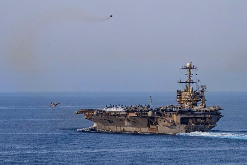 《美军航母“囧事”一箩筐：“超级大黄蜂”三连坠，原因太奇葩》美军舰载机坠海 美海