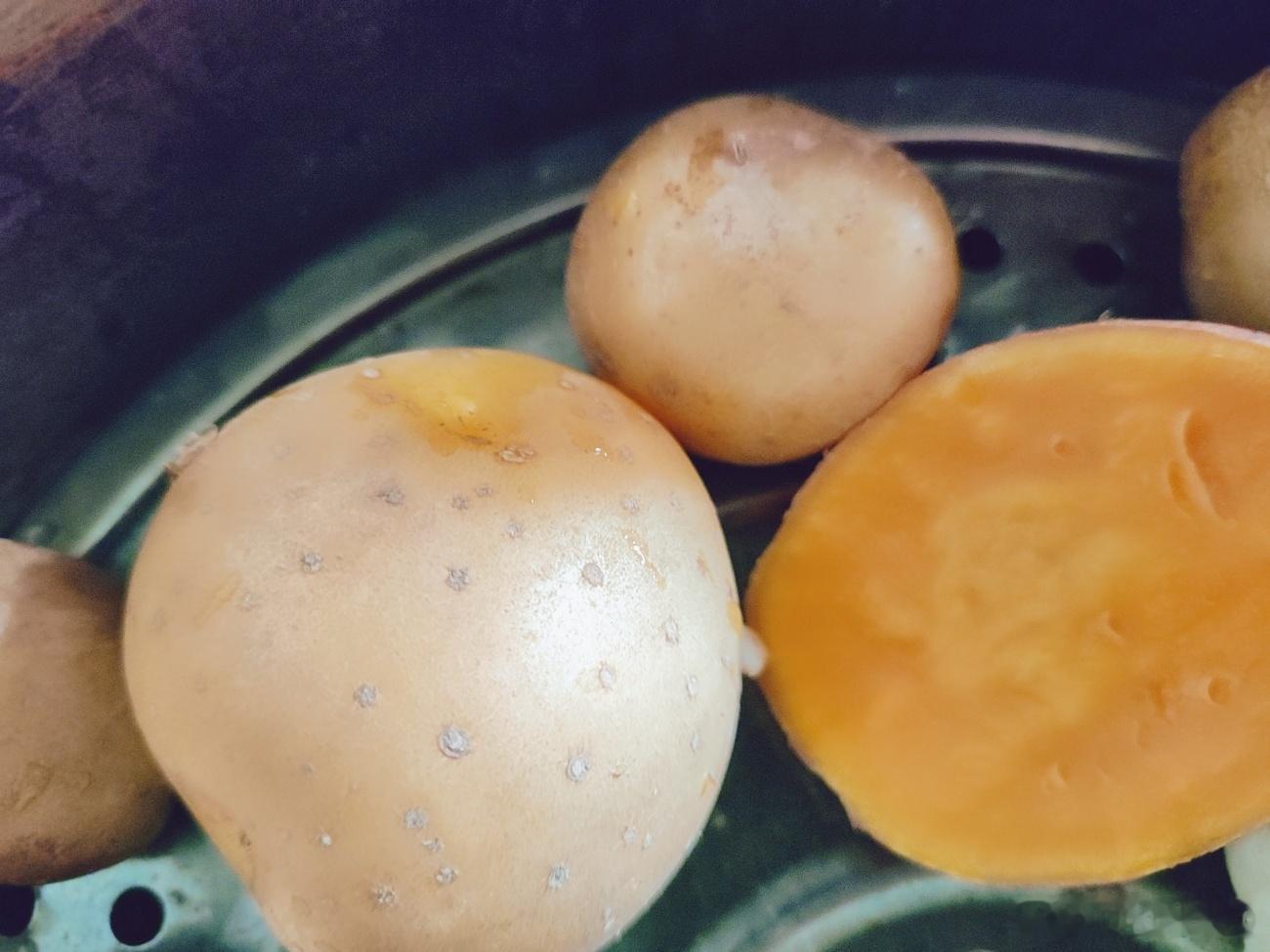 土豆和山芋热气腾腾的吃出一身汗来 