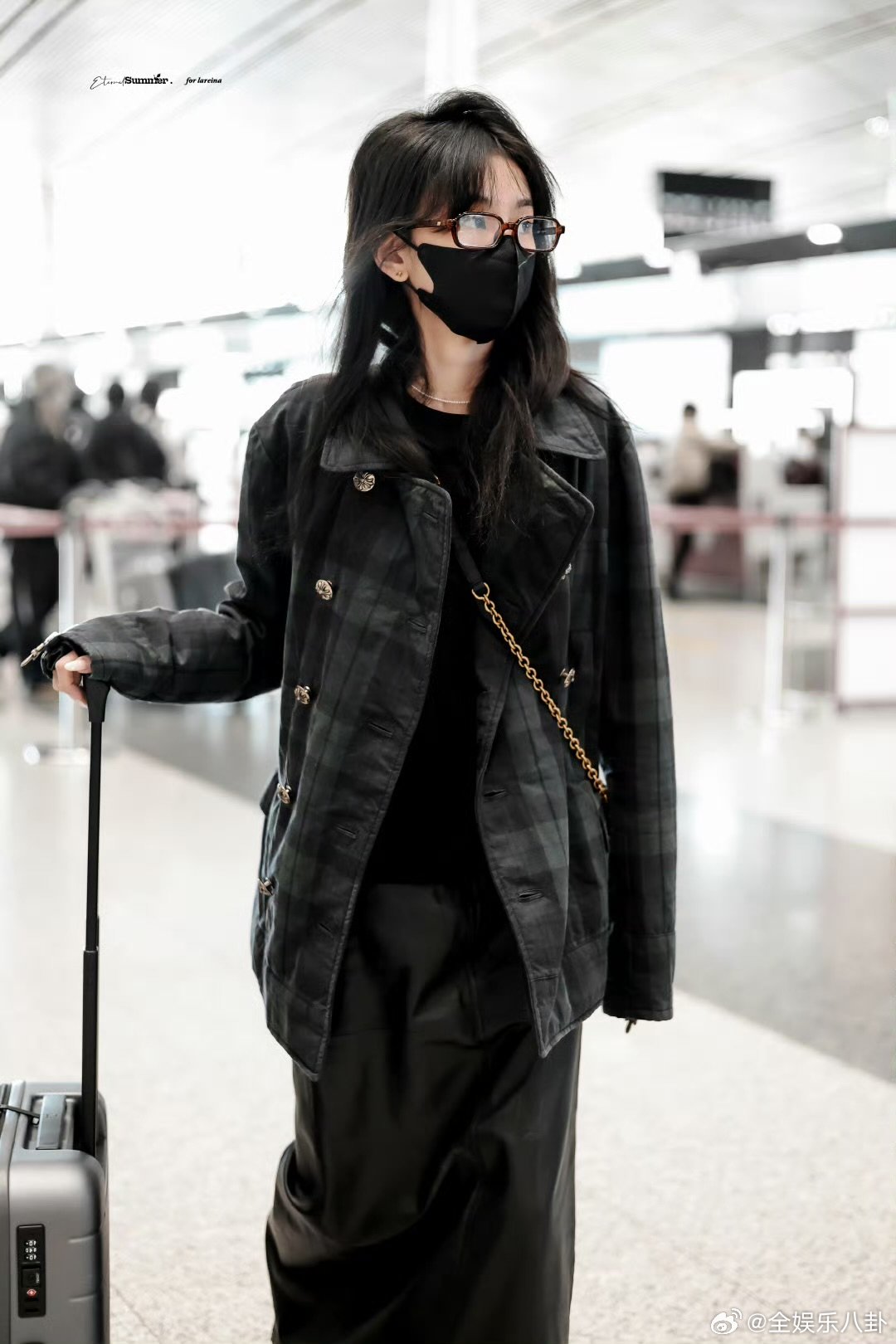 宋祖儿剪了刘海宋祖儿顶着萌萌的刘海开工了宋祖儿剪刘海也太会了！软萌感直接拉满，精