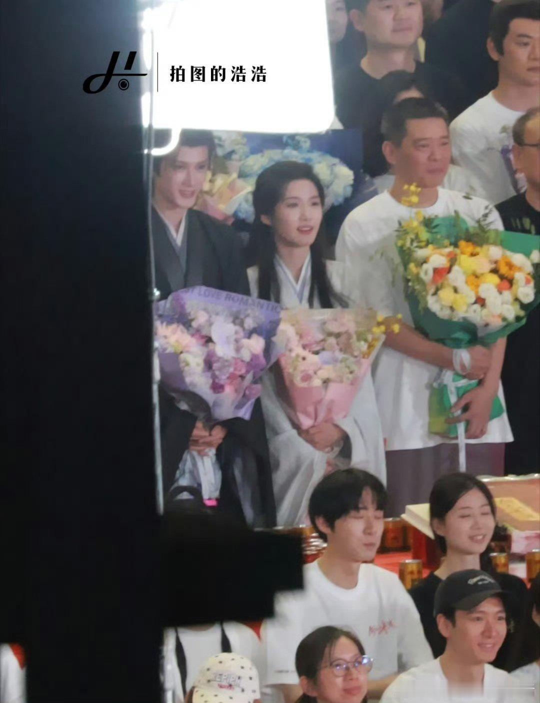 檀健次卢昱晓杀青合照 檀健次卢昱晓杀青照 檀健次卢昱晓杀青照 
