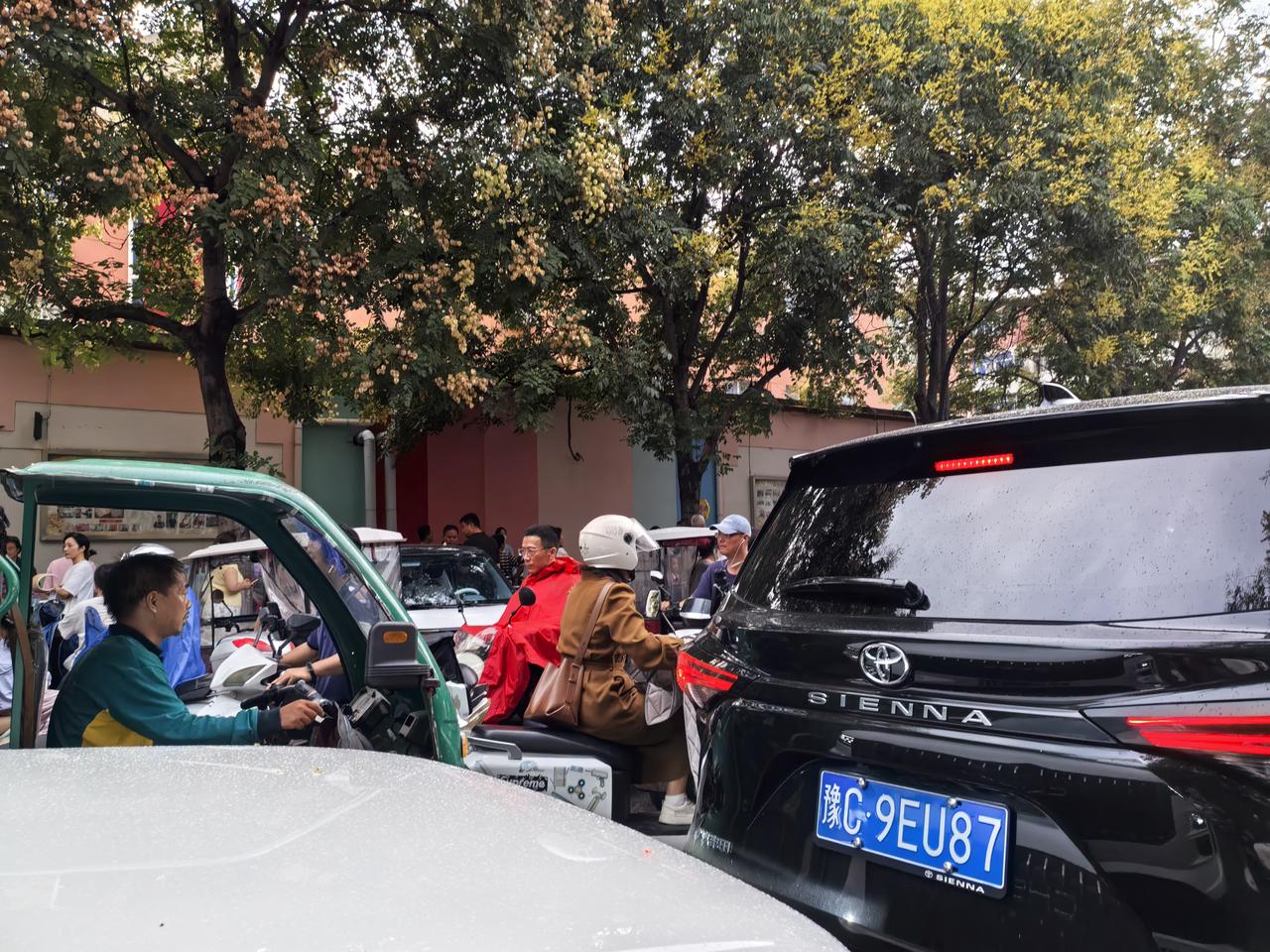 千万不要在学校放学时间走这条路。
        放学交通拥挤 今天从丽川路路过