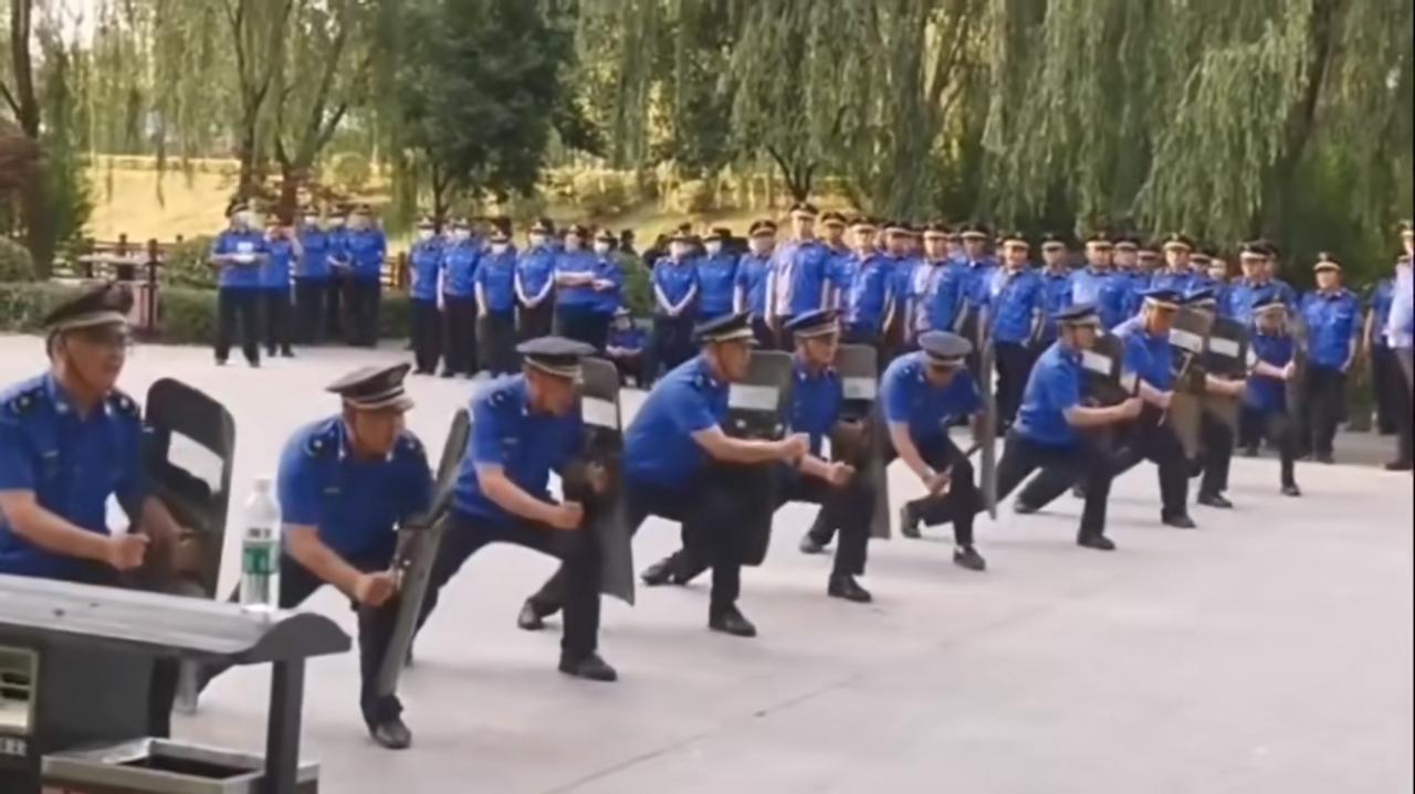 练就一身过硬了本领，从容面对突发情况。
    执法部门在检阅执法队伍的过硬素质