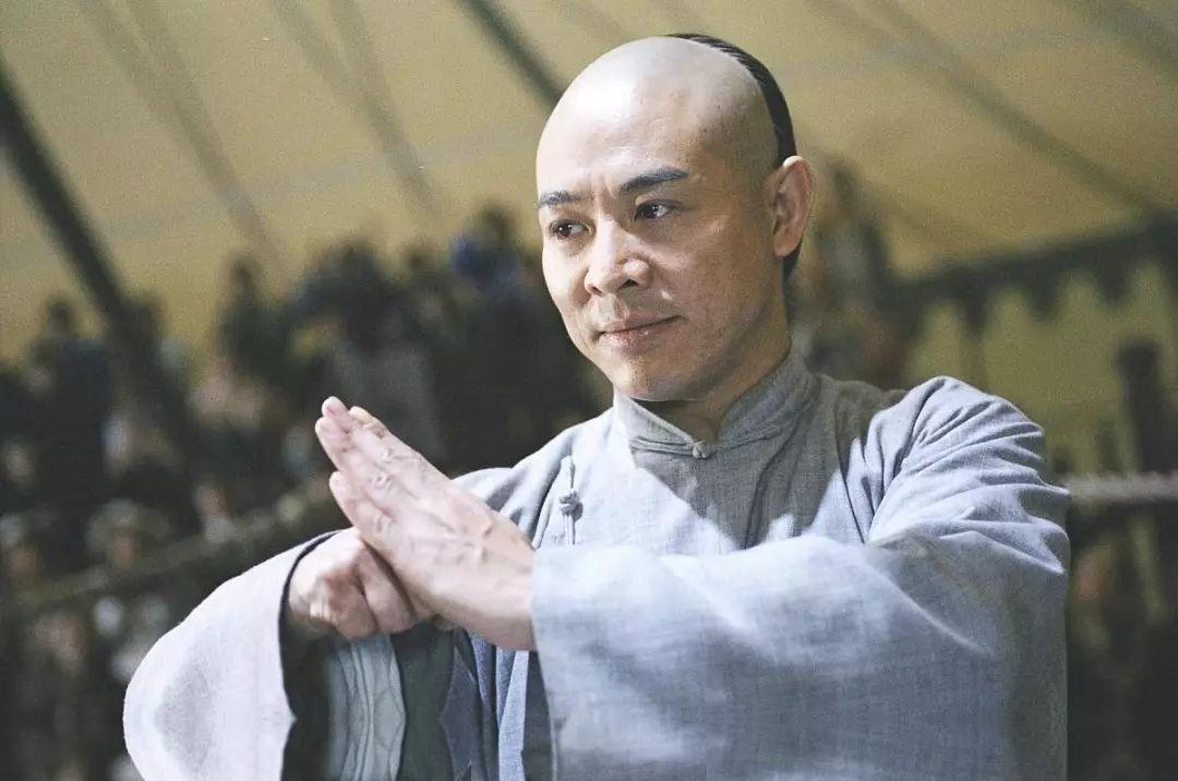 李连杰首次拿到3000万港币片酬时，曾试探利智：“我们一人一半？”利智只回了两个