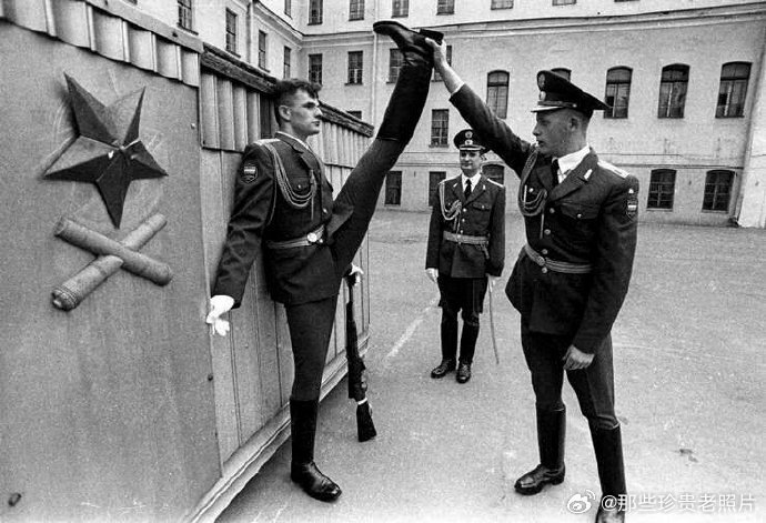 1990年代的苏联卫兵，正在热身准备上岗 