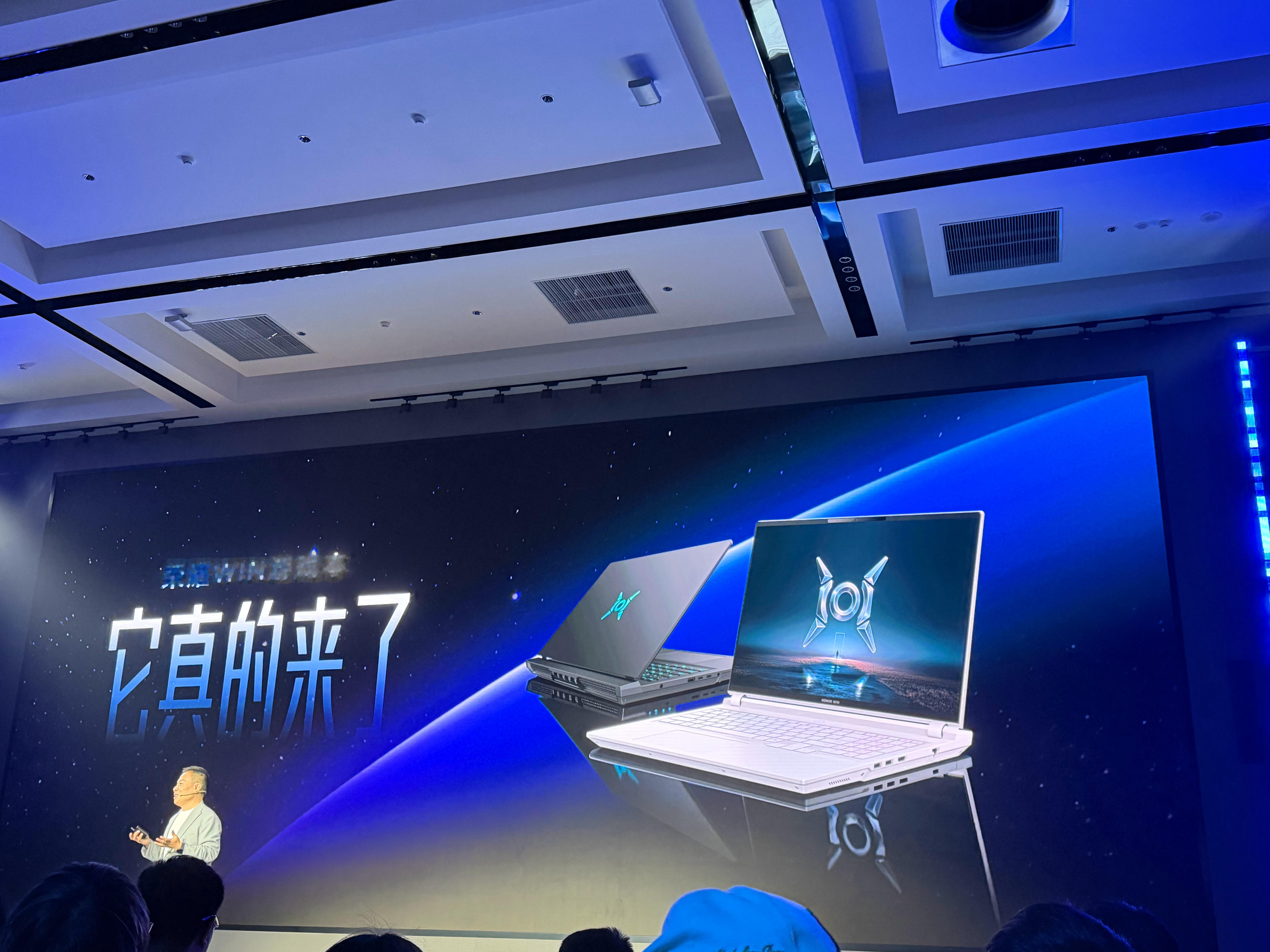 荣耀WIN游戏本来了，上来就是王炸，直接270W性能释放。和爆款WIN系列手机一