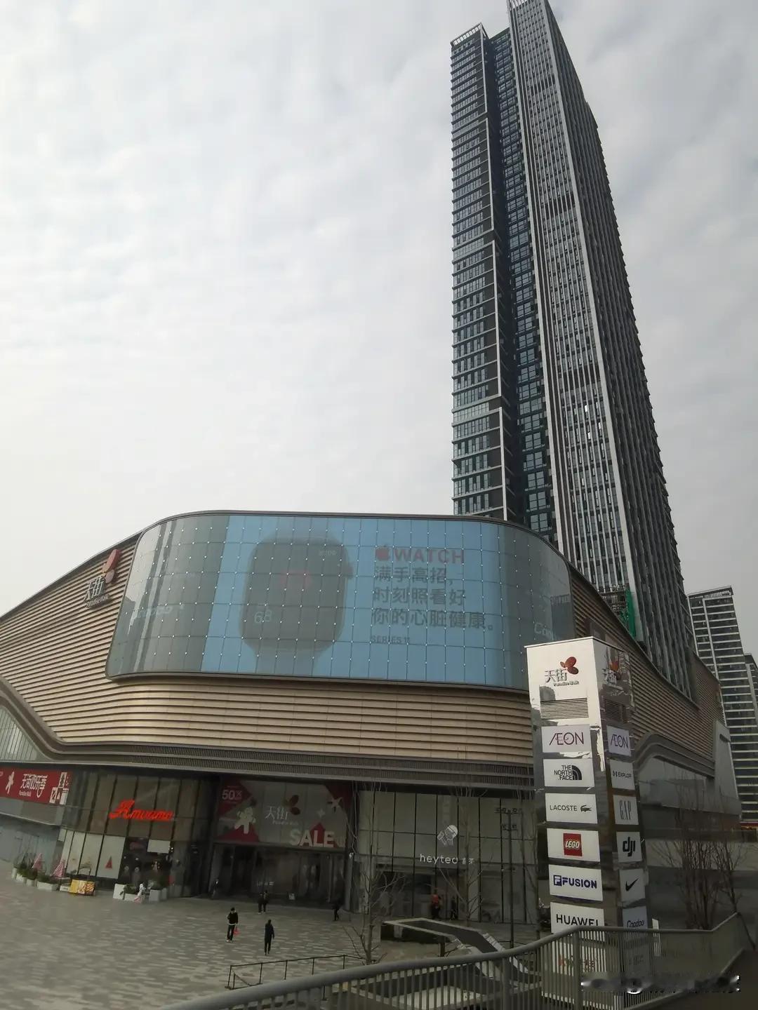 万万没有想到：武汉新荣天街这么多人！

新荣天街开业有一个多月时间了，
之前有人